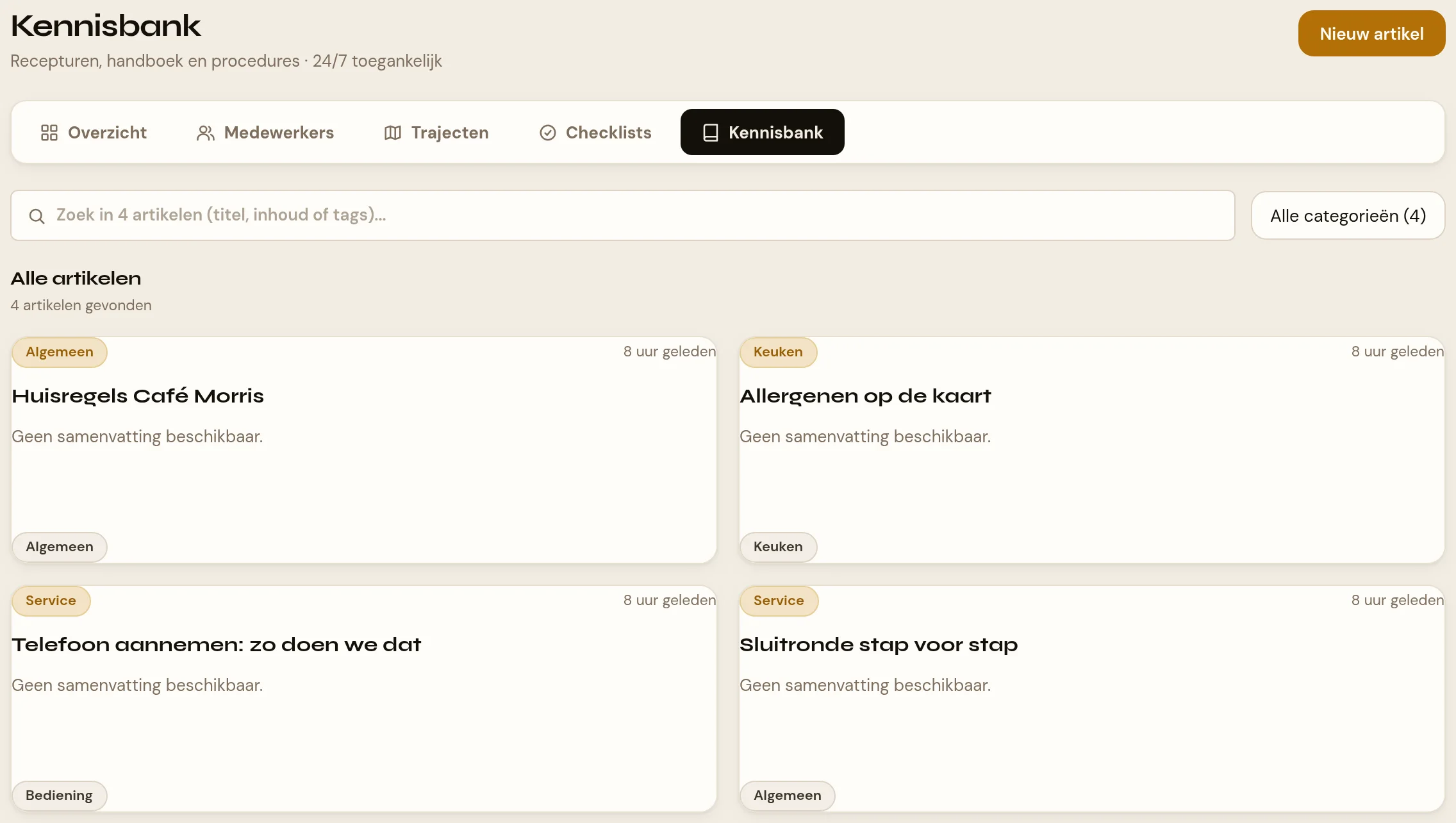 Het tabblad Kennisbank van de Academie in het beheer. Bovenin de kop Kennisbank met de knop Nieuw artikel. Daaronder de zoekbalk met het zoekveld en rechts de keuzelijst met categorieen en het aantal per categorie. Daaronder de resultatenkop Alle artikelen met een teller, en een raster van artikelkaarten met per kaart de categorie, hoe lang geleden bijgewerkt, de titel, een tekstfragment en de afdeling.