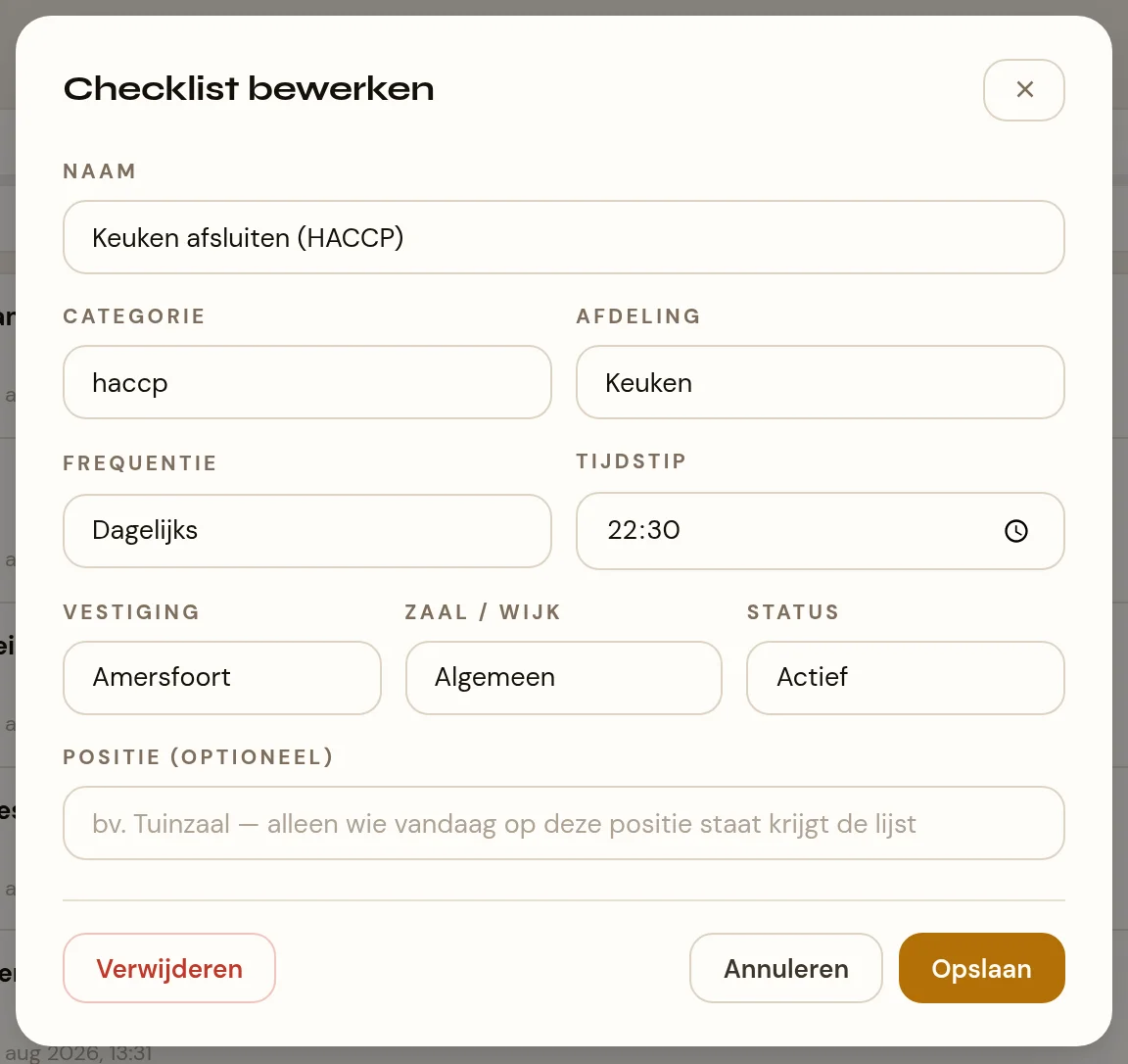 Een venster met de kop Checklist bewerken. Bovenaan een tekstveld Naam. Daaronder twee keuzelijsten naast elkaar: Categorie en Afdeling. Daaronder Frequentie en een tijdveld Tijdstip. Daaronder drie keuzelijsten: Vestiging, Zaal / wijk en Status. Onderaan een tekstveld Positie (optioneel). Onderin links een rode knop Verwijderen en rechts Annuleren en Opslaan.