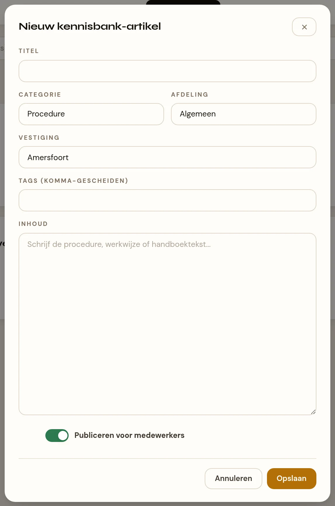 Een venster met de kop Nieuw kennisbank-artikel. Van boven naar beneden: een tekstveld Titel, twee keuzelijsten naast elkaar (Categorie en Afdeling), een keuzelijst Vestiging, een tekstveld voor komma-gescheiden tags, een groot tekstvlak Inhoud, en onderaan een schakelaar Publiceren voor medewerkers die aan staat. Onderin de knoppen Annuleren en Opslaan.