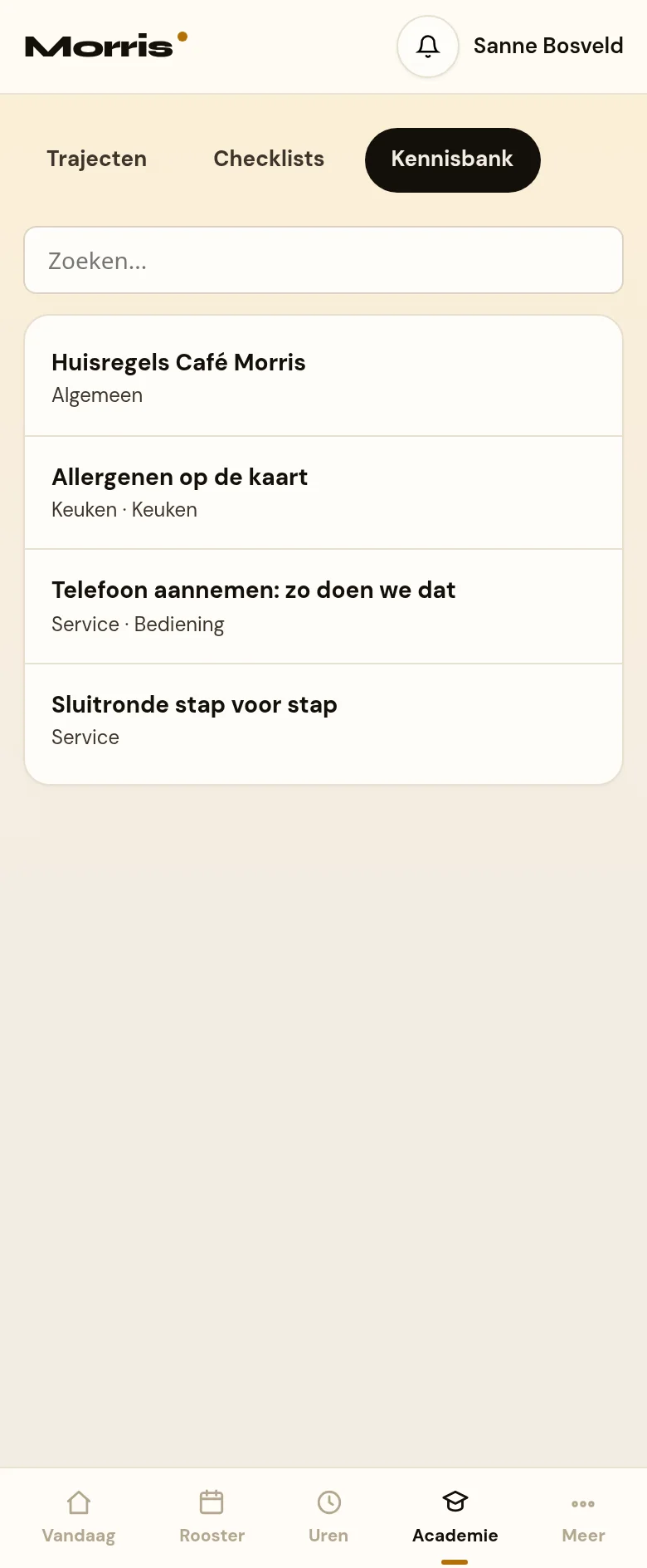 Het onderdeel Kennisbank van de Academie in het medewerkersportaal op een telefoon. Bovenin de drie tabs met Kennisbank actief. Daaronder een zoekveld met de tekst Zoeken, en een kaart met de artikelen onder elkaar: per artikel de titel en daaronder de categorie en de afdeling.