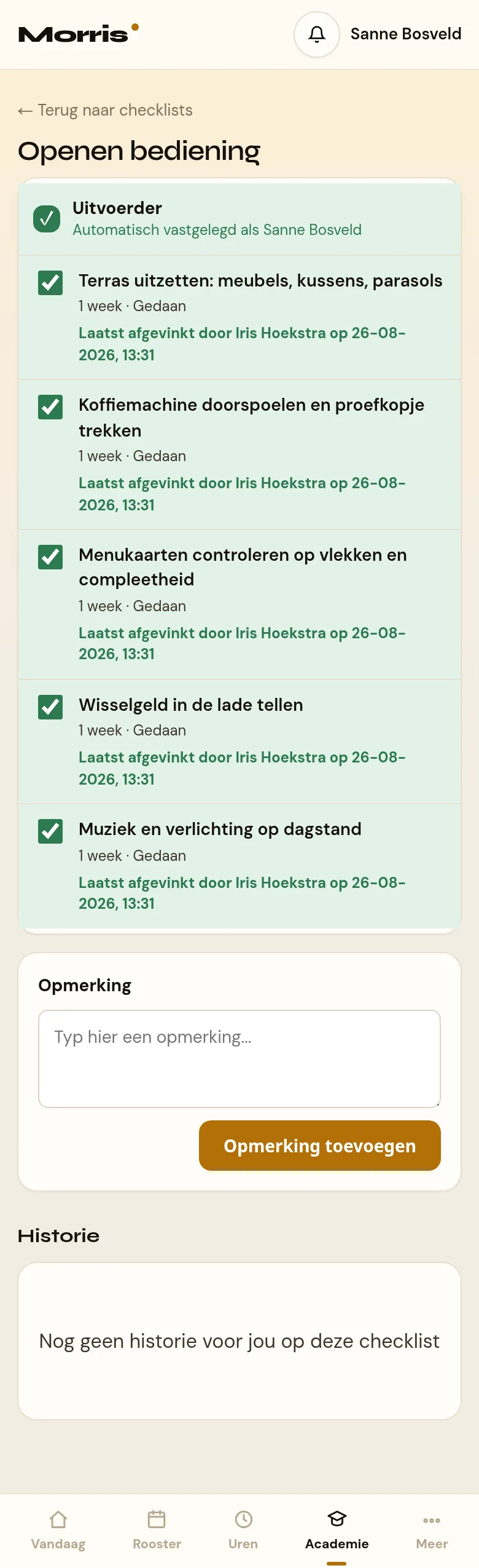De checklist Openen bediening in het medewerkersportaal op een telefoon. Bovenaan de terugknop en de naam van de lijst met daaronder opening, Bediening en dagelijks. Dan een groene regel Uitvoerder, Automatisch vastgelegd als Sanne Bosveld. Daaronder vijf afvinkpunten met een groen vinkje, elk met de frequentie 1 week, het statuslabel Gedaan en de regel Laatst afgevinkt door met een naam en een tijdstip. Onderaan het opmerkingenveld met de knop Opmerking toevoegen en het blok Historie.