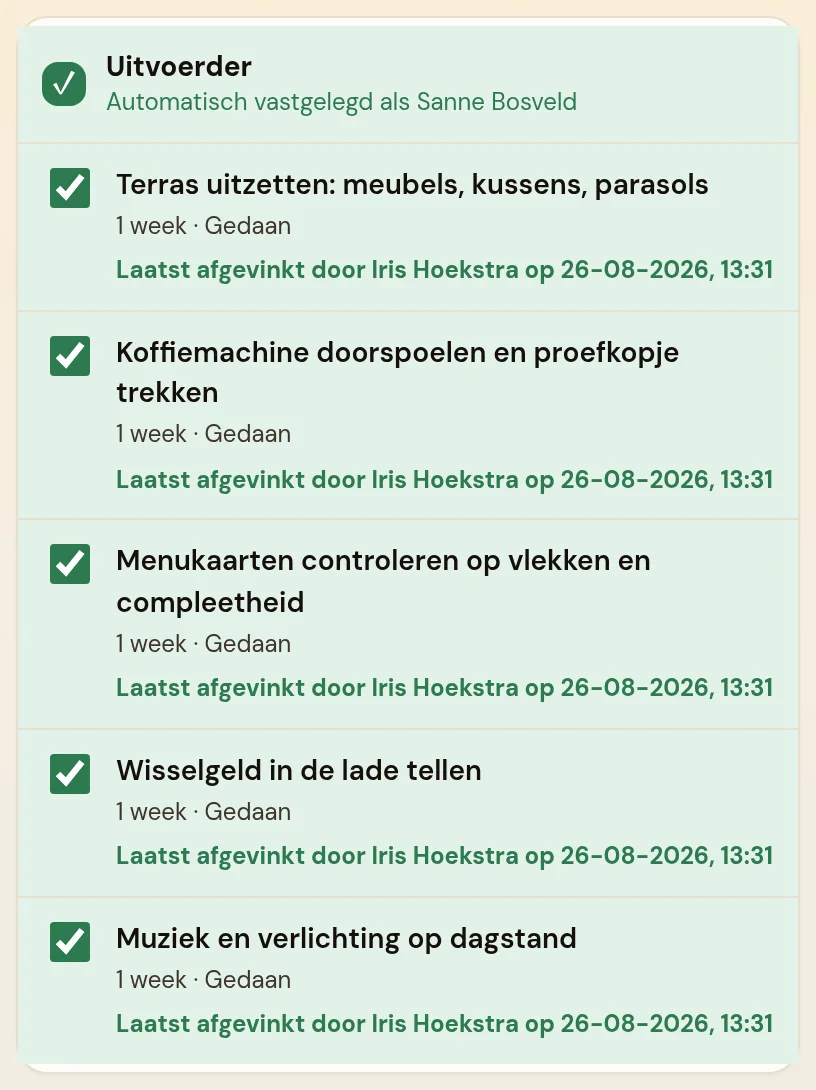 Een geopende checklist in het medewerkersportaal op een telefoon. Bovenaan de naam van de lijst. In de kaart eronder eerst de groene regel Uitvoerder met Automatisch vastgelegd als en de naam van de ingelogde medewerker. Daaronder per controlepunt een afvinkvak, de omschrijving, een regel met de frequentie en het statuslabel, en wie hem het laatst afvinkte. Onder de punten het formulier Opmerking met de knop Opmerking toevoegen, en daaronder het blok Historie.