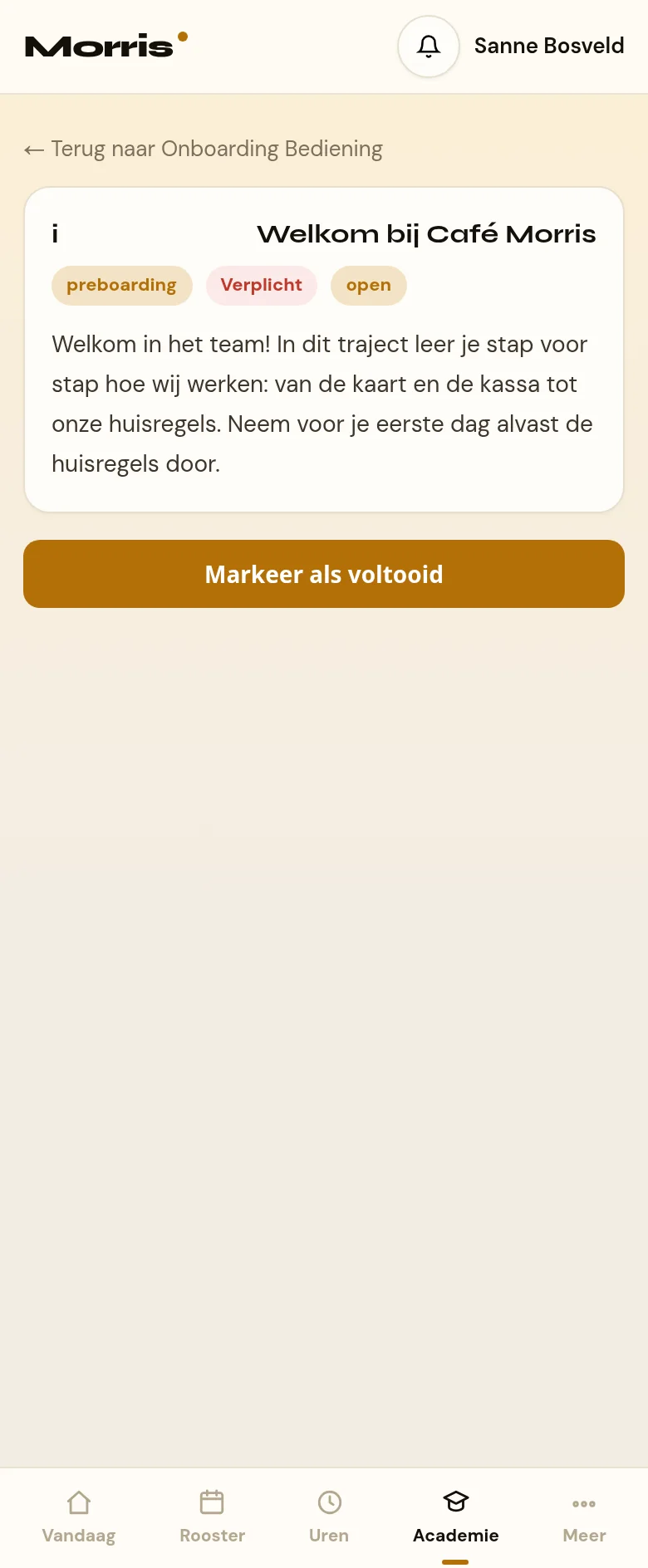 Een geopende trajectstap in het medewerkersportaal op een telefoon. In de kaart de titel van de stap met daaronder drie badges: de fase, Verplicht in het rood en de status. Daaronder de inhoud van de stap als lopende tekst, en onder de kaart de brede knop Markeer als voltooid.