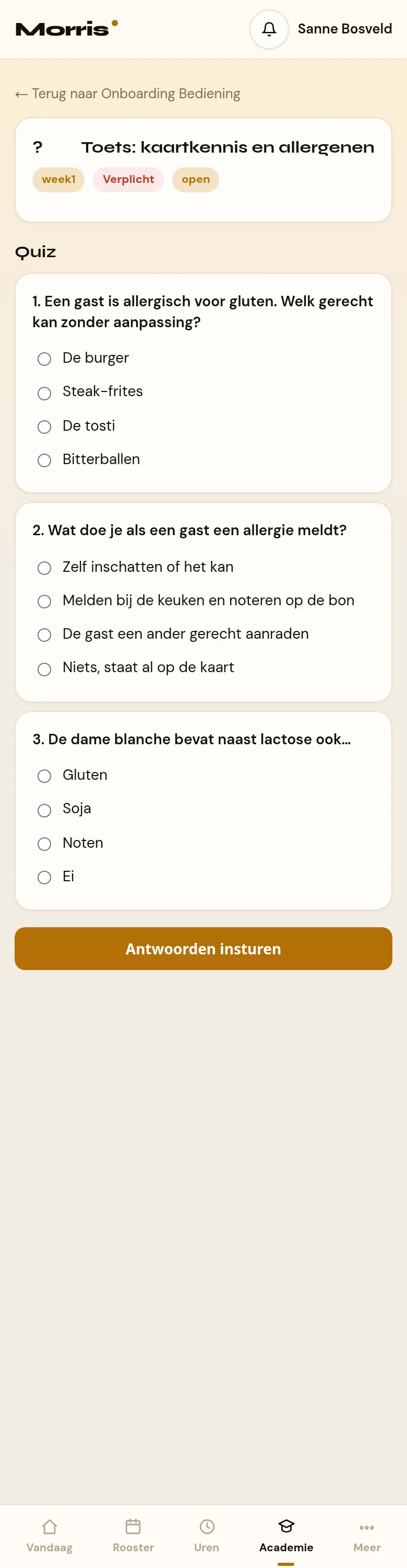 Een quiz-stap in het medewerkersportaal op een telefoon. Bovenin de kaart met de titel van de toets en de badges. Daaronder het kopje Quiz en per vraag een kaart met het nummer, de vraag en de antwoordopties als keuzerondjes onder elkaar. Onderaan de brede knop Antwoorden insturen.