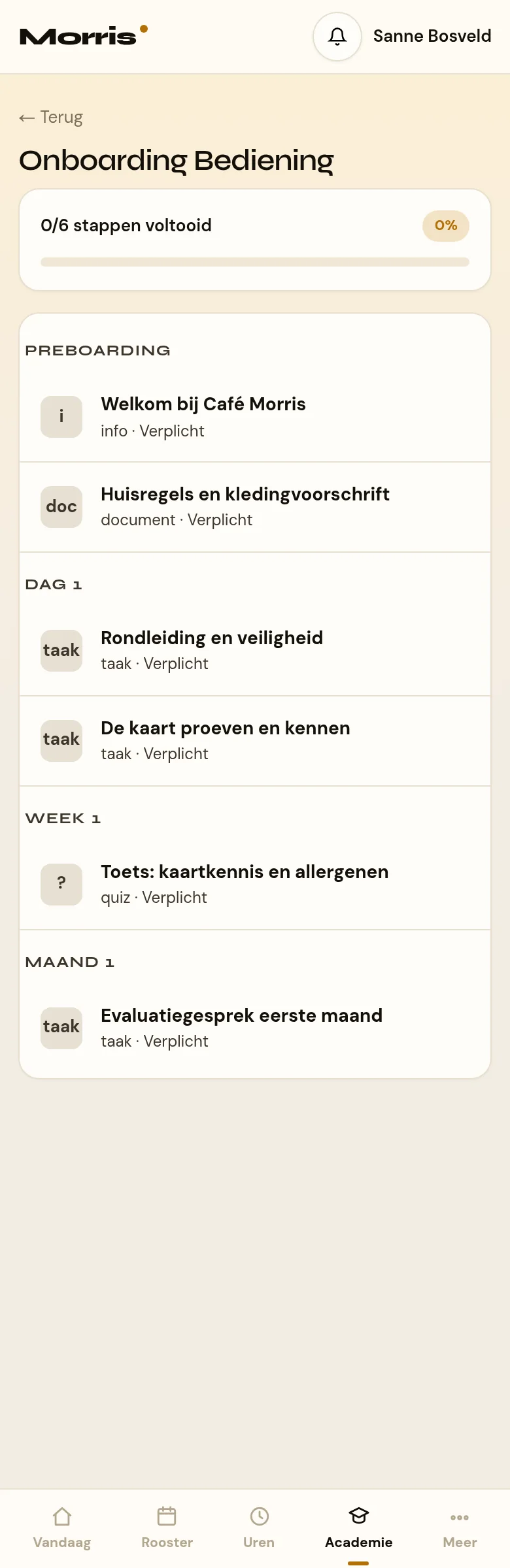 Een geopend traject in het medewerkersportaal op een telefoon. Bovenaan een terugknop en de naam van het traject. Daaronder een kaart met het aantal voltooide stappen, een percentagebadge en een voortgangsbalk. Daaronder de stappen onder elkaar, gegroepeerd met kleine fasekoppen als Preboarding, Dag 1, Week 1 en Maand 1; elke stap heeft een icoon, de titel en daaronder het type en of hij verplicht is.