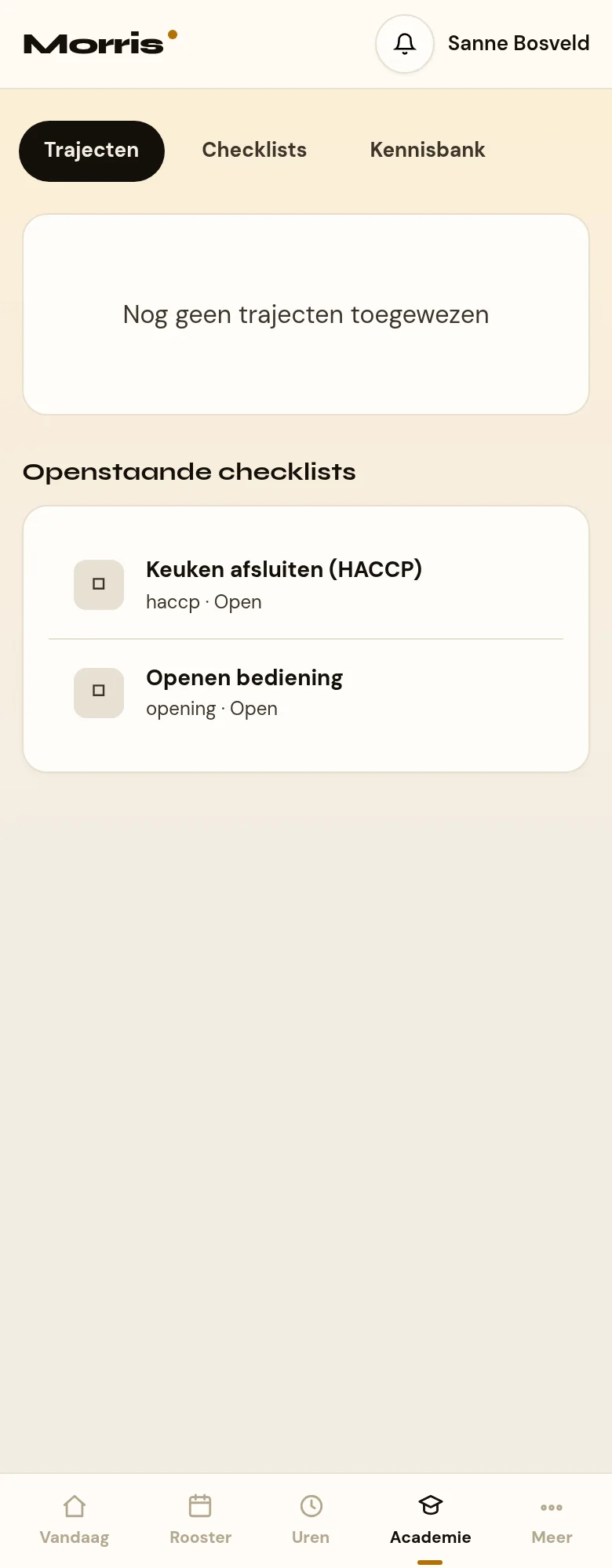 De tab Trajecten van de Academie in het medewerkersportaal op een telefoon. Bovenin de drie ronde tabs met Trajecten actief. Daaronder de melding dat er nog geen trajecten zijn toegewezen, en daaronder het kopje Openstaande checklists met een kaart waarin de beschikbare checklists onder elkaar staan, elk met een vierkantje, de naam en daaronder de categorie en of hij open is.