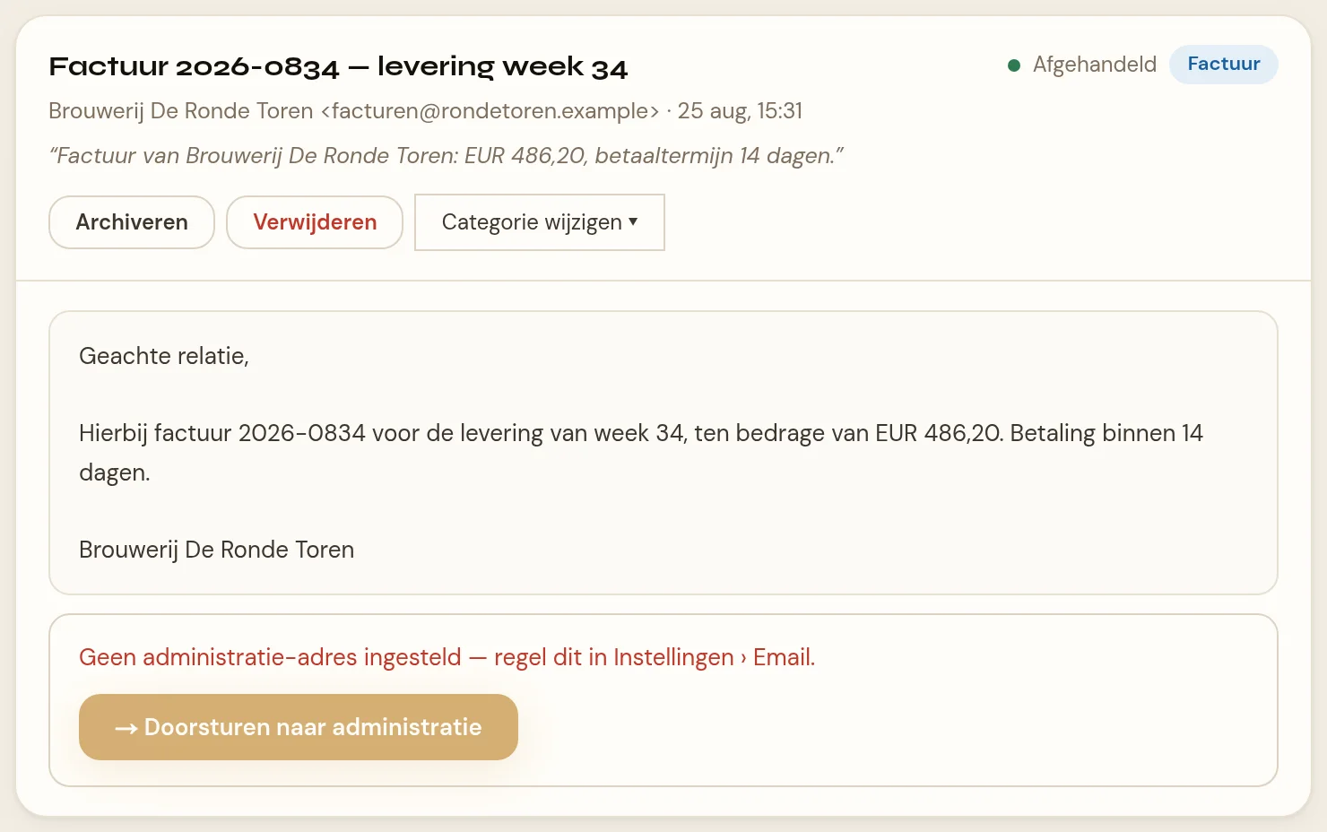 Een geopende factuurmail in de maildoos van Café Morris. Onder de berichttekst staat het factuurblok: in rood de melding dat er geen administratie-adres is ingesteld met de verwijzing naar Instellingen, en rechts de uitgeschakelde knop Doorsturen naar administratie. Een concept-antwoordvak ontbreekt: facturen beantwoord je niet.