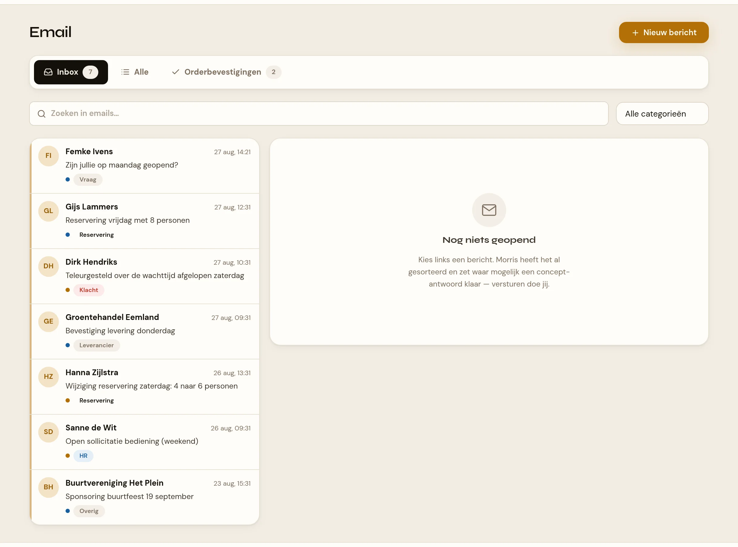 De pagina Email van Café Morris. Bovenin de kop Email met rechts de knop Nieuw bericht. Daaronder drie tabbladen: Inbox met een teller, Alle en Orderbevestigingen. Onder de tabbladen het zoekveld Zoeken in emails met rechts de categoriekeuzelijst. Links de lijst met binnengekomen mail: per rij initialen, afzender, tijdstip, onderwerp, een statusstip en een categoriebadge; openstaande mails dragen een amber streep links. Rechts het lege leespaneel met de kop Nog niets geopend en de uitleg dat Morris al gesorteerd heeft en waar mogelijk een concept klaarzet.