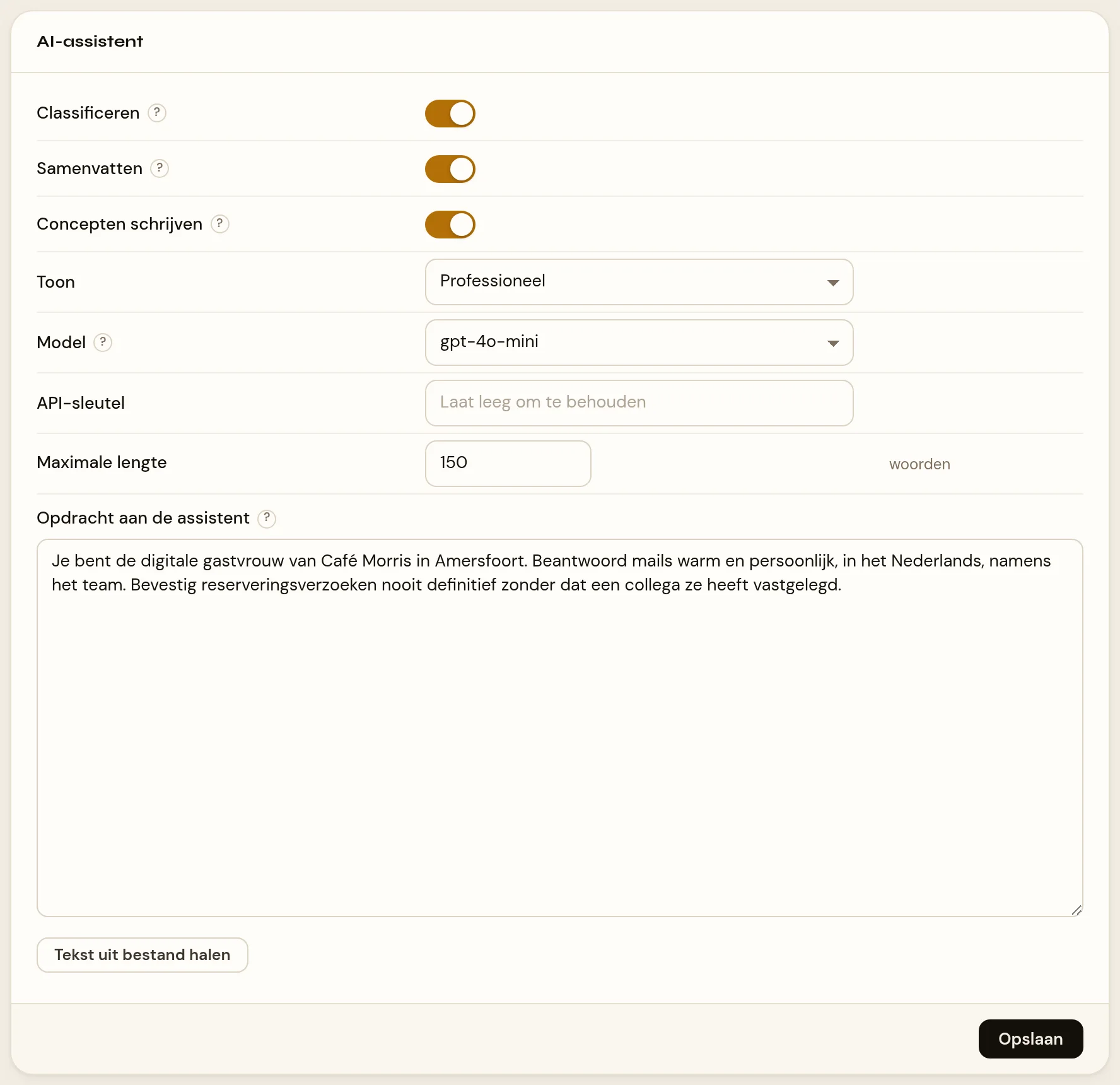 Het blok AI-assistent uit Instellingen › Email. Bovenaan de drie schakelaars Classificeren, Samenvatten en Concepten schrijven, elk met een regel uitleg. Daaronder de keuzelijsten Toon en Model, het wachtwoordveld API-sleutel, het getalveld Maximale lengte met 'woorden' erachter, en het grote tekstvak Opdracht aan de assistent met daaronder de knop Tekst uit bestand halen. Onderaan een knop Opslaan.
