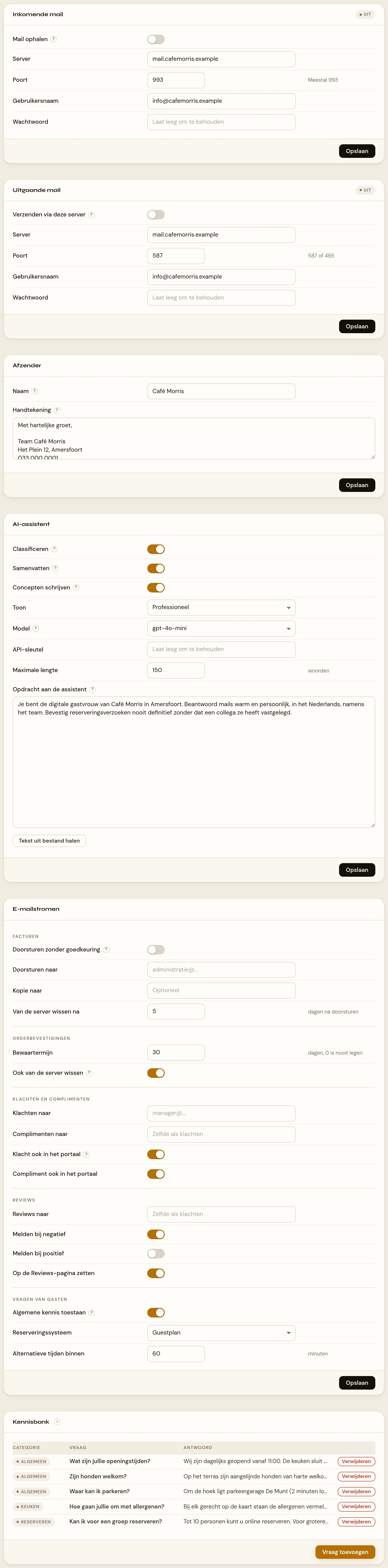Het volledige tabblad Email in de instellingen van Café Morris. Achter elkaar de blokken Inkomende mail (schakelaar Mail ophalen, server, poort, gebruikersnaam en wachtwoord, met een statuschip), Uitgaande mail (dezelfde velden voor de eigen verzendserver), Afzender (naam en handtekening), AI-assistent (drie schakelaars, toon, model, API-sleutel, maximale lengte en de opdrachttekst met uploadknop), E-mailstromen (groepen Facturen, Orderbevestigingen, Klachten en complimenten, Reviews en Vragen van gasten) en Kennisbank (tabel met vastgelegde vragen en de knop Vraag toevoegen).
