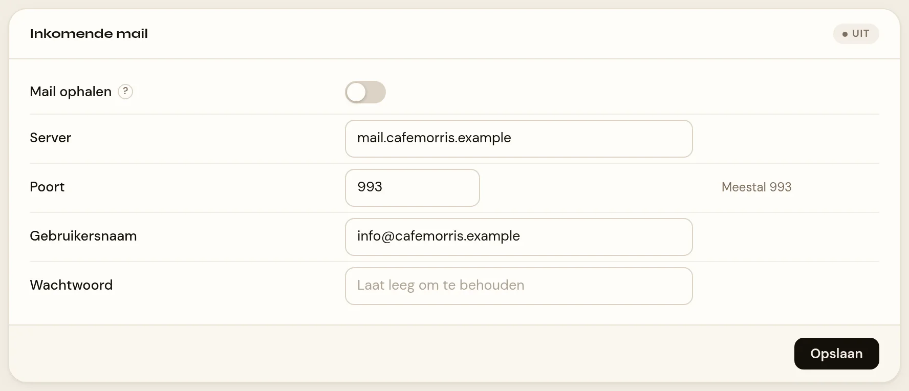 Het blok Inkomende mail uit Instellingen › Email. Bovenaan de schakelaar Mail ophalen met rechtsboven een statuschip Actief of Uit. Daaronder de velden Server, Poort met de aanwijzing Meestal 993, Gebruikersnaam en Wachtwoord met de invulhulp Laat leeg om te behouden. Onderaan een knop Opslaan.