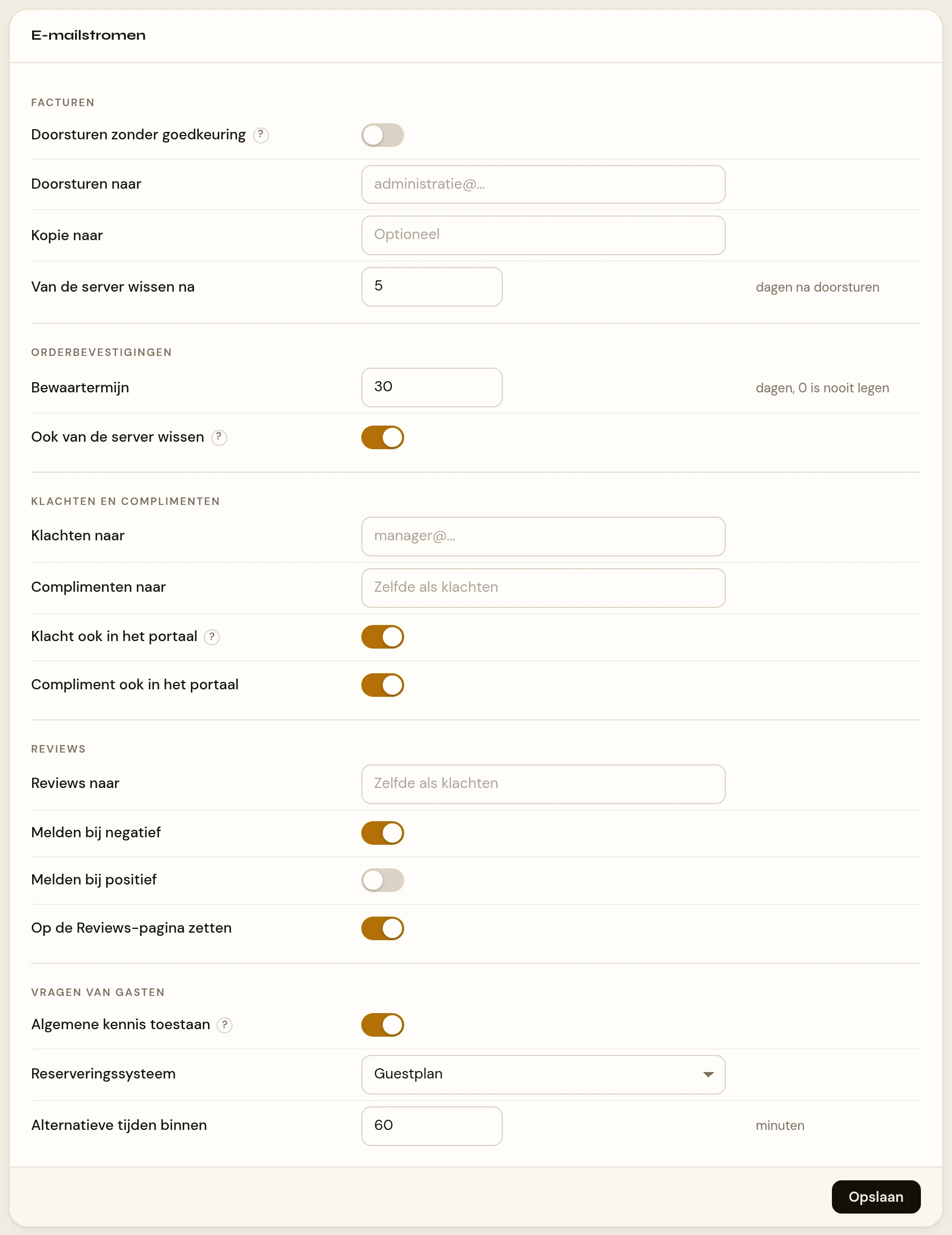 Het blok E-mailstromen uit Instellingen › Email, met vijf groepen onder elkaar. Facturen met de schakelaar Doorsturen zonder goedkeuring, de adresvelden Doorsturen naar en Kopie naar, en het getalveld Van de server wissen na met 'dagen na doorsturen' erachter. Orderbevestigingen met de Bewaartermijn en de schakelaar Ook van de server wissen. Klachten en complimenten met twee adresvelden en twee portaal-schakelaars. Reviews met een adresveld en drie schakelaars. Vragen van gasten met de schakelaar Algemene kennis toestaan, de keuzelijst Reserveringssysteem en het getalveld Alternatieve tijden binnen. Onderaan een knop Opslaan.