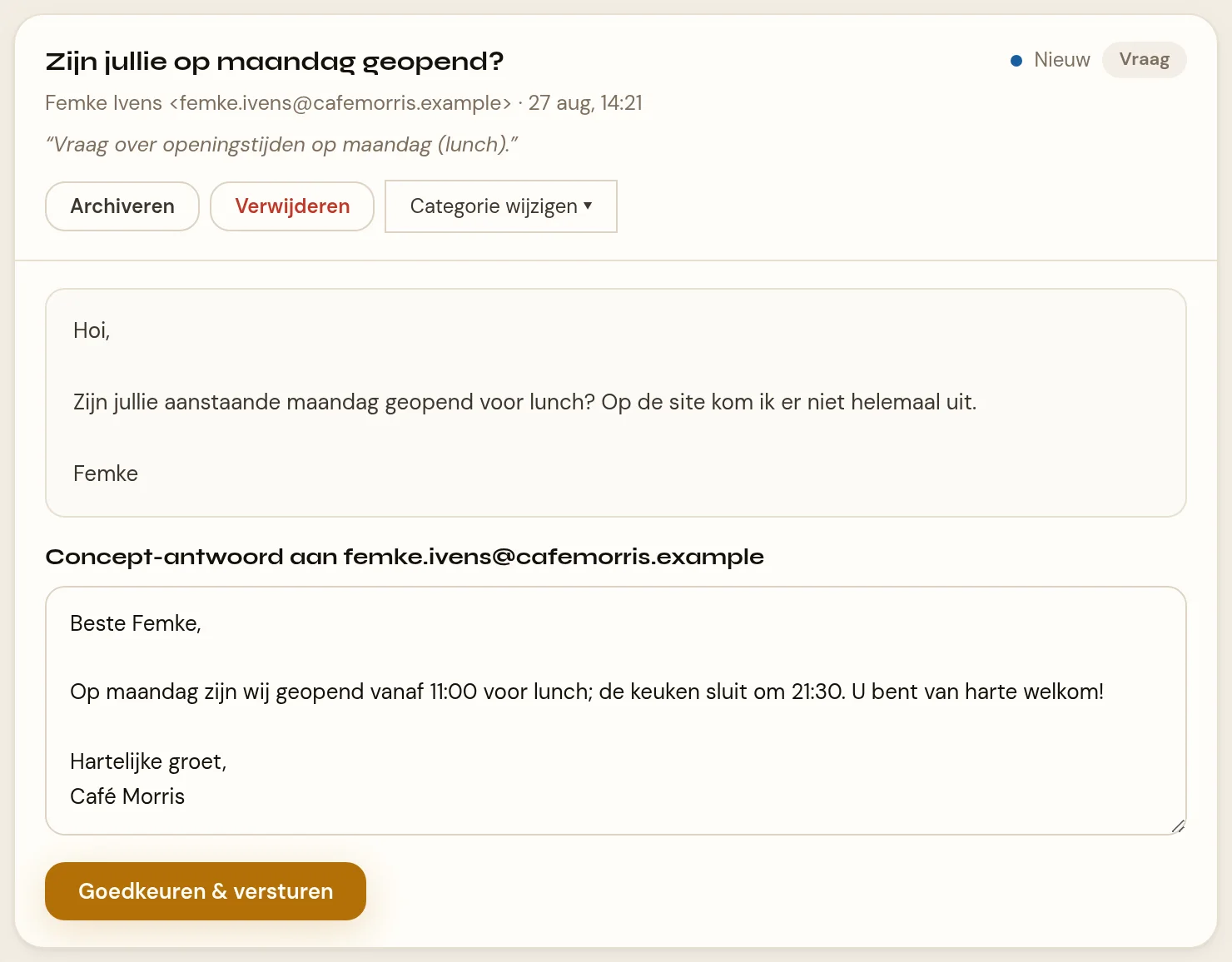 Een geopende mail in de maildoos van Café Morris. Bovenin het onderwerp, de afzender met adres en tijdstip en een cursieve AI-samenvatting tussen aanhalingstekens; rechts de statusstip met het statuslabel en de categoriebadge. Daaronder de knoppen Archiveren, Verwijderen en Categorie wijzigen, dan de berichttekst in een eigen vak, en onderaan het vak Concept-antwoord aan met het gastadres en de knop Goedkeuren en versturen.