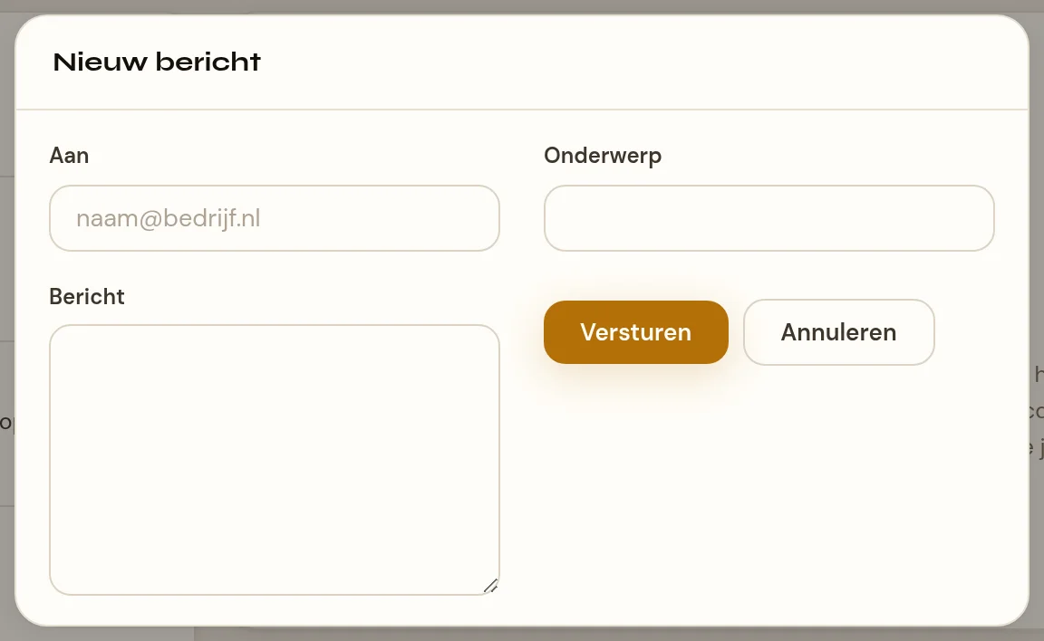 Het venster Nieuw bericht dat over de maildoos heen opent. Bovenin de kop Nieuw bericht, daaronder drie velden onder elkaar: Aan, Onderwerp en Bericht. Onderaan de zwarte knop Versturen en daarnaast de knop Annuleren.