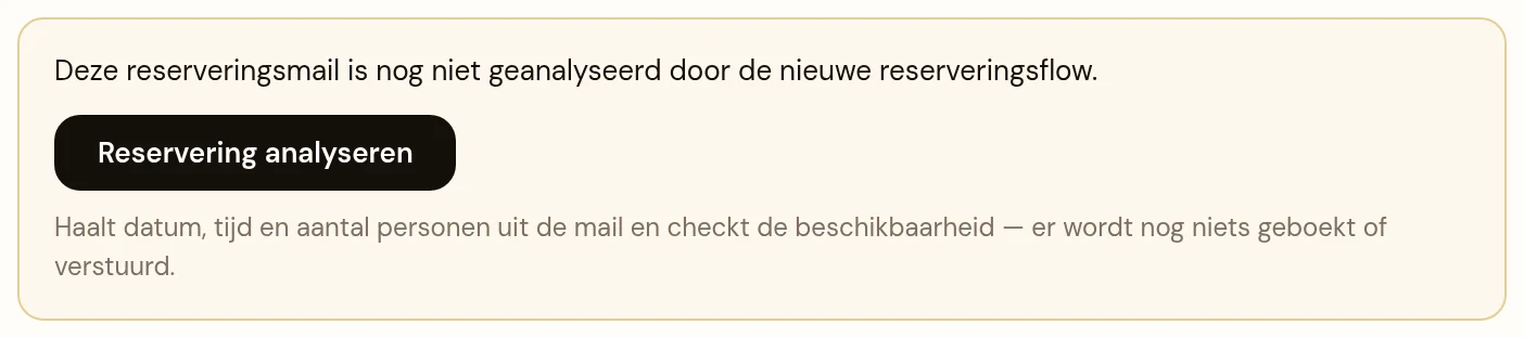 Het amberkleurige kader dat bij een reserveringsmail in het leespaneel staat. Links de tekst dat deze reserveringsmail nog niet is geanalyseerd door de nieuwe reserveringsflow, rechts de knop Reservering analyseren. Daaronder in kleinere letters de uitleg dat de analyse datum, tijd en aantal personen uit de mail haalt en de beschikbaarheid checkt, en dat er nog niets geboekt of verstuurd wordt.