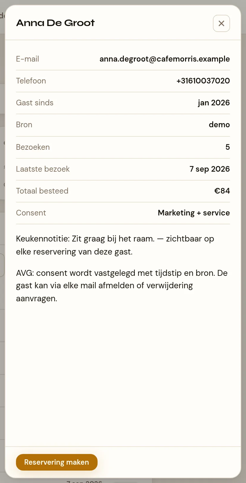 De gastlade rechts in beeld: e-mail, telefoon, gast sinds, bron, bezoeken, laatste bezoek, totaal besteed en consent. Een rode waarschuwing meldt de keukennotitie van deze gast en dat hij op elke reservering zichtbaar is. Onderaan de AVG-regel over vastlegging en afmelden, en de knop Reservering maken.