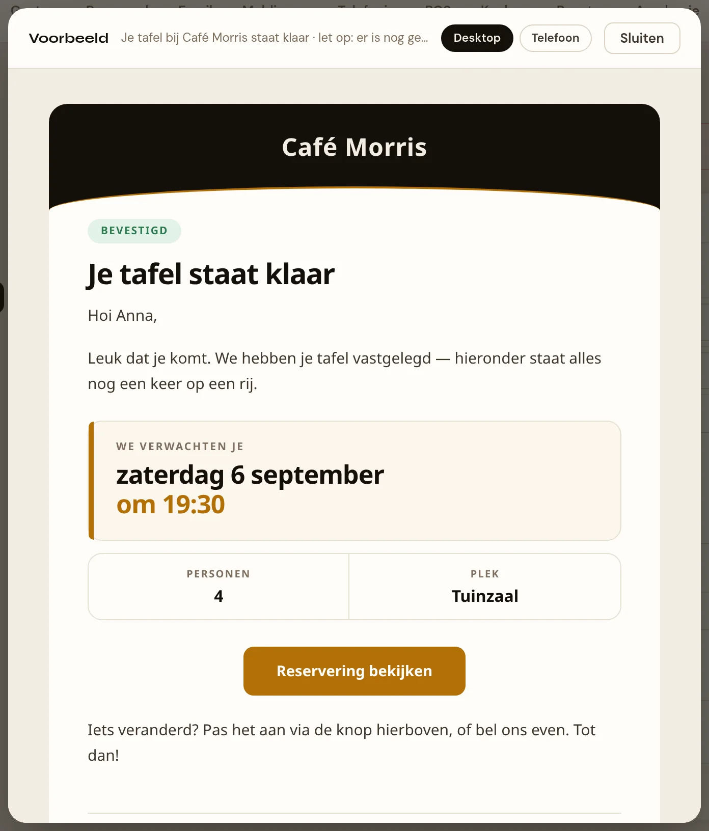 Het voorbeeldvenster van de bevestigingsmail: de onderwerpregel bovenin, de breedteknoppen Desktop en Telefoon, en de mail zelf in volle opmaak in een kader.
