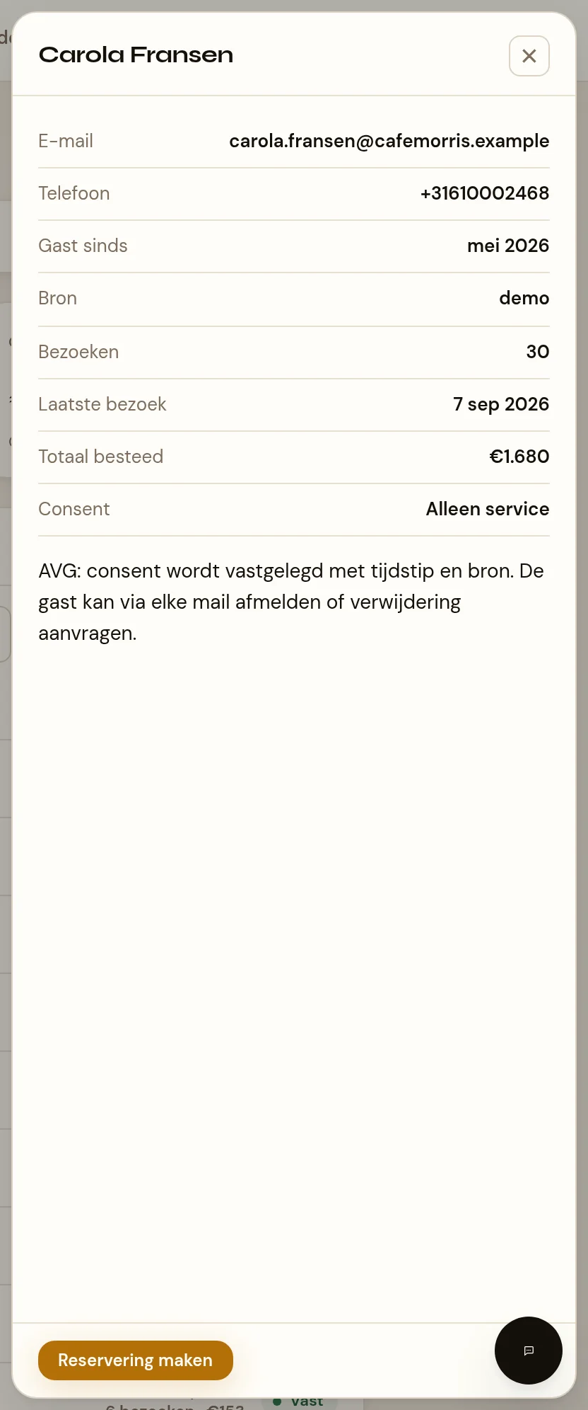 De uitgeschoven gastlade rechts op het tabblad Gasten. Bovenin de naam met een kruisknop om te sluiten. Daaronder een reeks statregels: e-mail, telefoon, gast sinds, bron, bezoeken, laatste bezoek, totaal besteed en consent. Onderaan een AVG-regel dat consent met tijdstip en bron wordt vastgelegd en dat afmelden via elke mail kan. In de voet van de lade de knop Reservering maken.