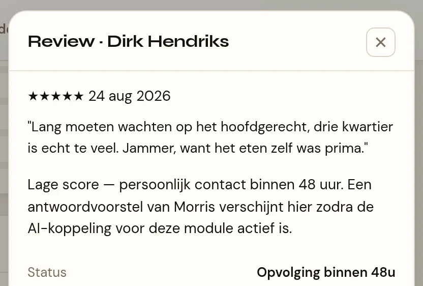 De reviewlade: sterren en datum bovenaan, de volledige tekst van de review, een adviesblok dat bij een lage score persoonlijk contact binnen 48 uur aanraadt, en onderaan de status.