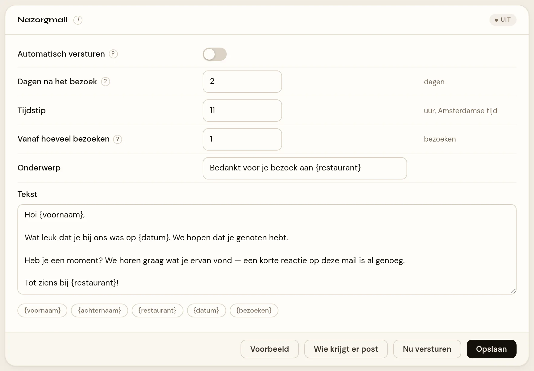 Het blok Nazorgmail onder Instellingen › Gastcontact. Bovenin een schakelaar Automatisch versturen, met daaronder de velden Dagen na het bezoek, Tijdstip en Vanaf hoeveel bezoeken. Daaronder een veld Onderwerp en een tekstvak met plaatshouderknopjes. Onderaan de knoppen Voorbeeld, Wie krijgt er post, Nu versturen en Opslaan.