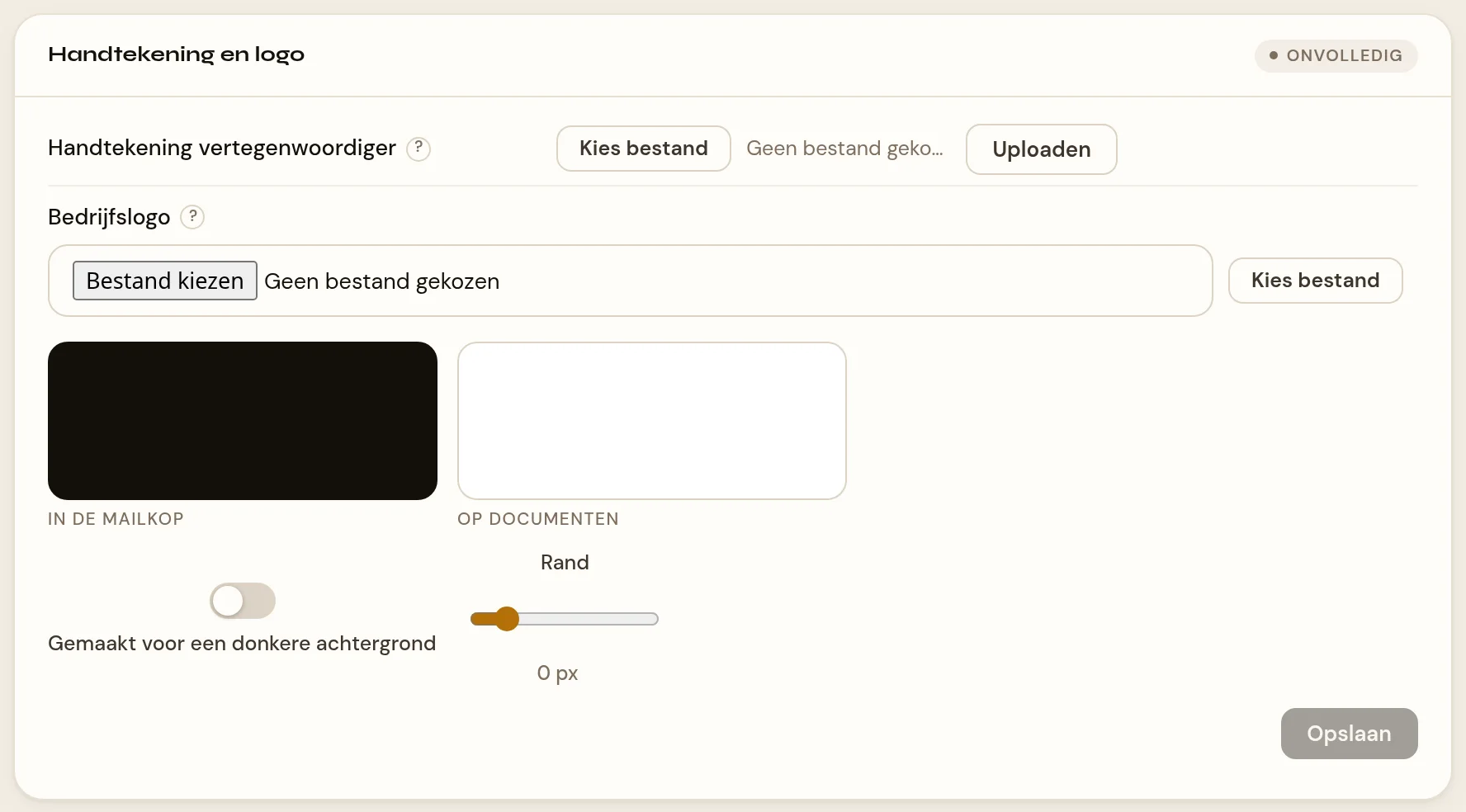 De kaart Handtekening en logo met rechtsboven een statuschip. Bovenaan de regel voor de handtekening met een knop Kies bestand en een knop Uploaden. Daaronder het logokader met twee voorbeeldtegels — In de mailkop op donker en Op documenten op wit — een schakelaar Gemaakt voor een donkere achtergrond, een schuifje Rand en een knop Opslaan.