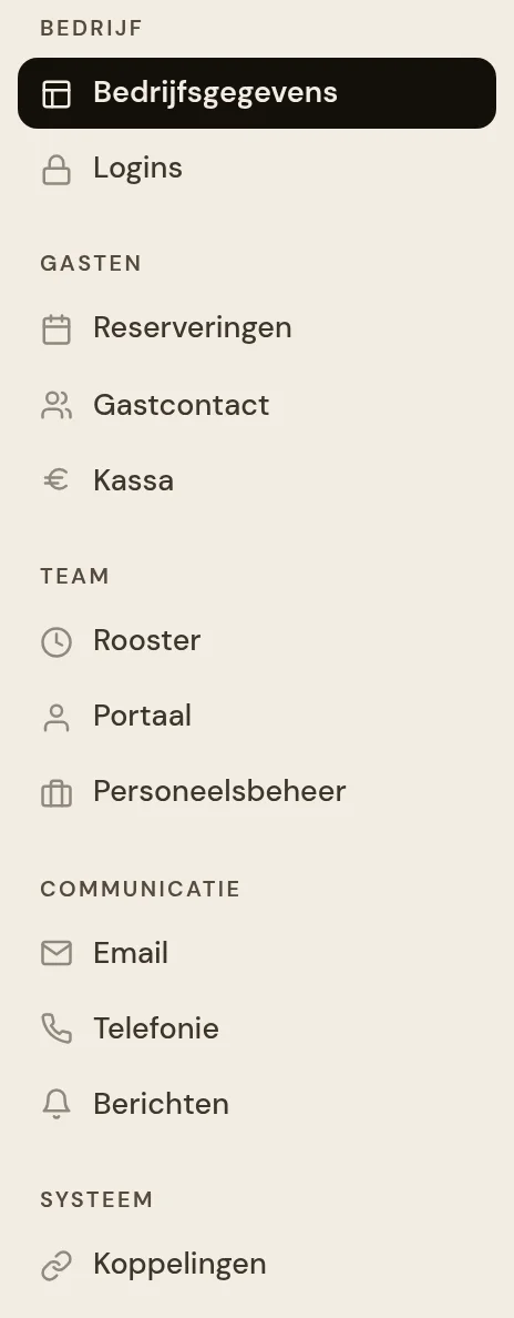 De zijkolom van het instellingenscherm met vijf groepen: Bedrijf (Bedrijfsgegevens, Logins), Gasten (Reserveringen, Gastcontact, Kassa), Team (Rooster, Portaal, Personeelsbeheer), Communicatie (Email, Telefonie, Berichten) en Systeem (Koppelingen). Bedrijfsgegevens is gekozen en staat wit op een zwarte balk.