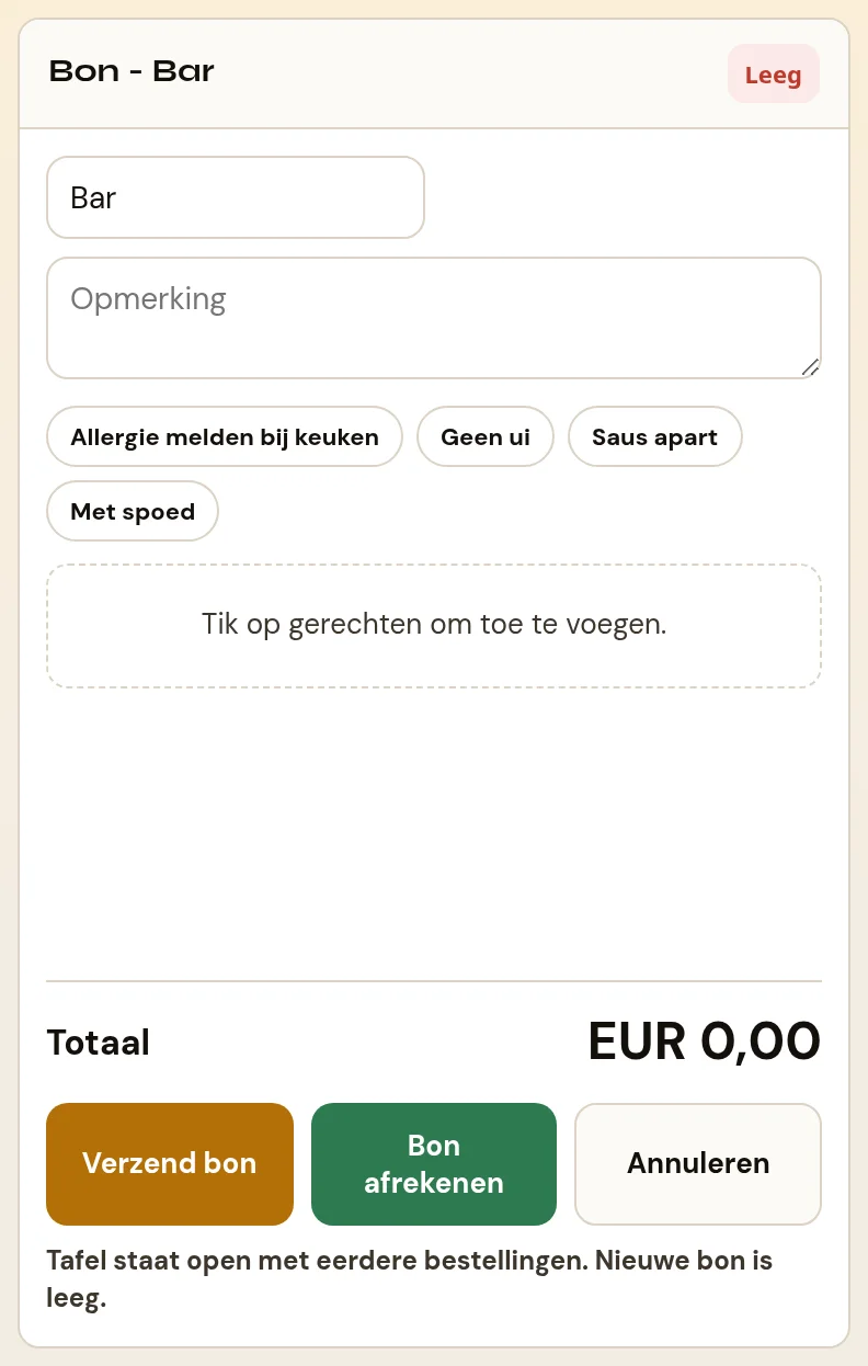 Het bonpaneel rechts op het invoerscherm. Bovenaan de kop Bon met de tafelnaam en rechts de knop Leeg. Daaronder het veld met de tafelnaam, het veld Opmerking, en een rij chips met de standaardopmerkingen. Daaronder de melding dat je op gerechten kunt tikken om ze toe te voegen, het Totaal, en de drie knoppen Verzend bon, Bon afrekenen en Annuleren.