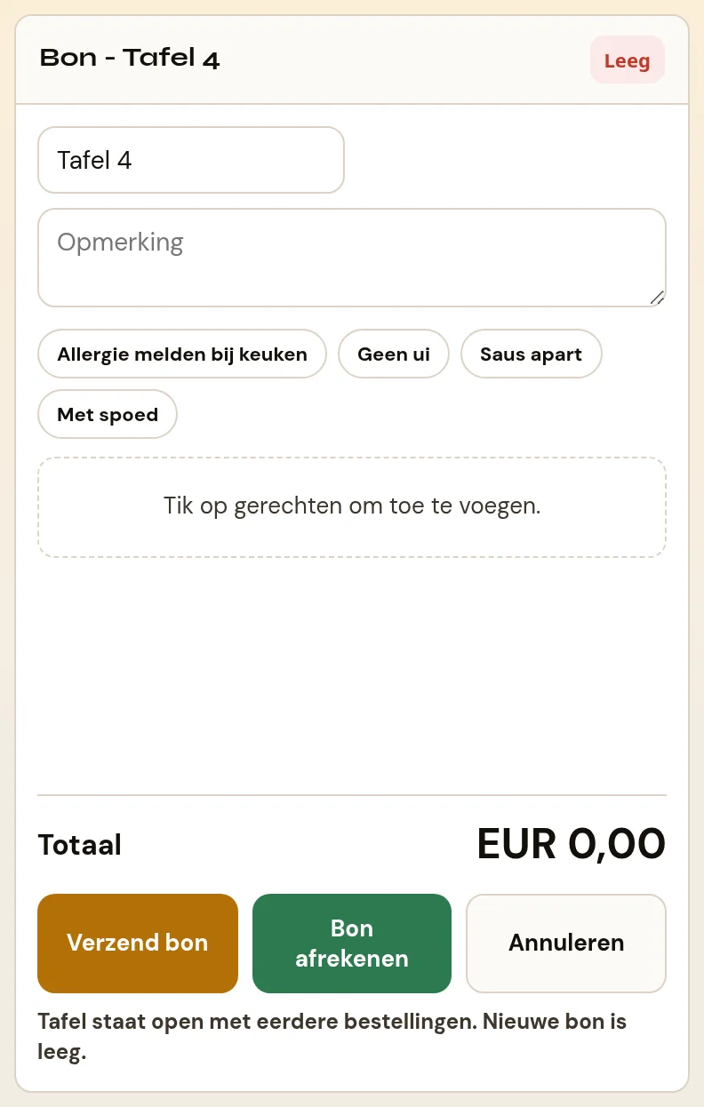 Het bonpaneel rechts op het invoerscherm, vlak na het kiezen van een tafel. Bovenin de kop Bon met de tafelnaam erachter en rechts de knop Leeg. Daaronder het veld met de tafelnaam, het opmerkingveld en de rij chips met de standaardopmerkingen. Daaronder het lege bonvak met de tekst Tik op gerechten om toe te voegen, de regel Totaal met EUR 0,00, en onderaan de drie knoppen Verzend bon, Bon afrekenen en Annuleren met daaronder de statusregel.