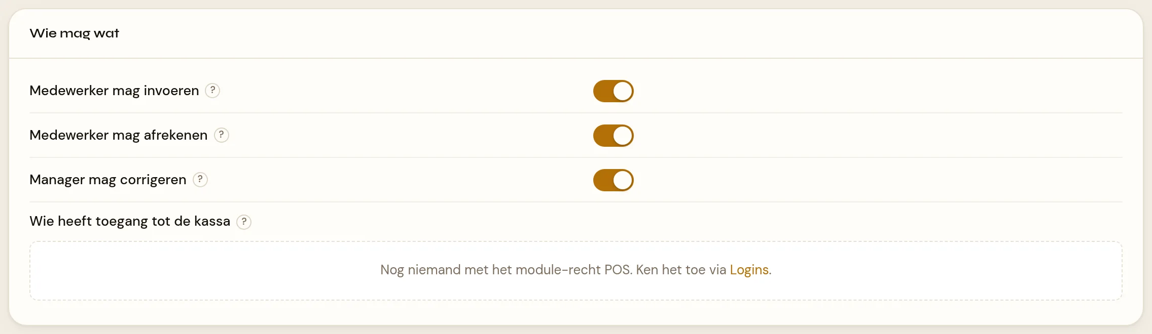 Het blok Wie mag wat uit Instellingen › Kassa, met drie schakelaars: Medewerker mag invoeren, Medewerker mag afrekenen en Manager mag corrigeren. Daaronder staat Wie heeft toegang tot de kassa met daarbij de mensen die het module-recht POS hebben, of de mededeling dat er nog niemand met dat recht is en dat je het via Logins toekent.