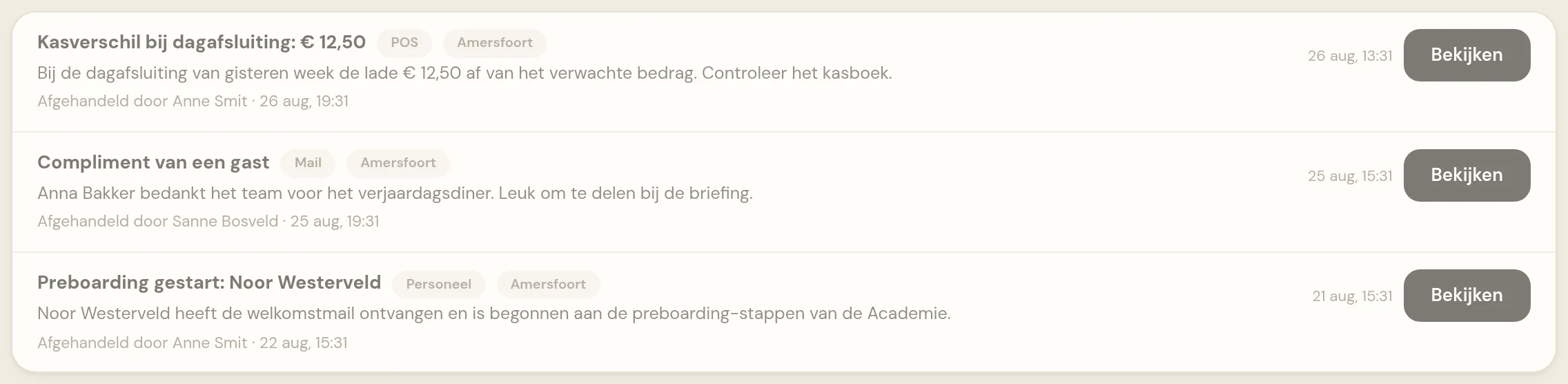 Het tabblad Afgehandeld van de meldingenpagina. De rijen staan op halve dekking en tonen onder de meldingtekst een regel Afgehandeld door, met de naam van de beheerder en het tijdstip.