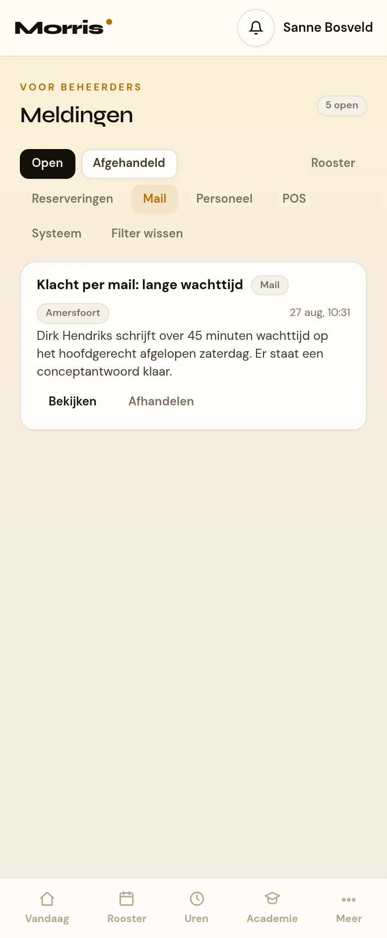 De pagina Meldingen in het medewerkerportaal, op een telefoon. Bovenin Voor beheerders en de kop Meldingen met een badge met het aantal open meldingen. Daaronder een knoppenrij met Open en Afgehandeld links en de zes categorieknoppen rechts. Daaronder de lijst met meldingen in portaalopmaak.