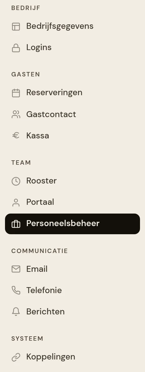 De zijkolom van het instellingenscherm, met de ingangen gegroepeerd. Onder Bedrijf: Bedrijfsgegevens en Logins. Onder Gasten: Reserveringen, Gastcontact en Kassa. Onder Team: Rooster, Portaal en Personeelsbeheer. Onder Communicatie: Email, Telefonie en Berichten. Onder Systeem: Koppelingen.