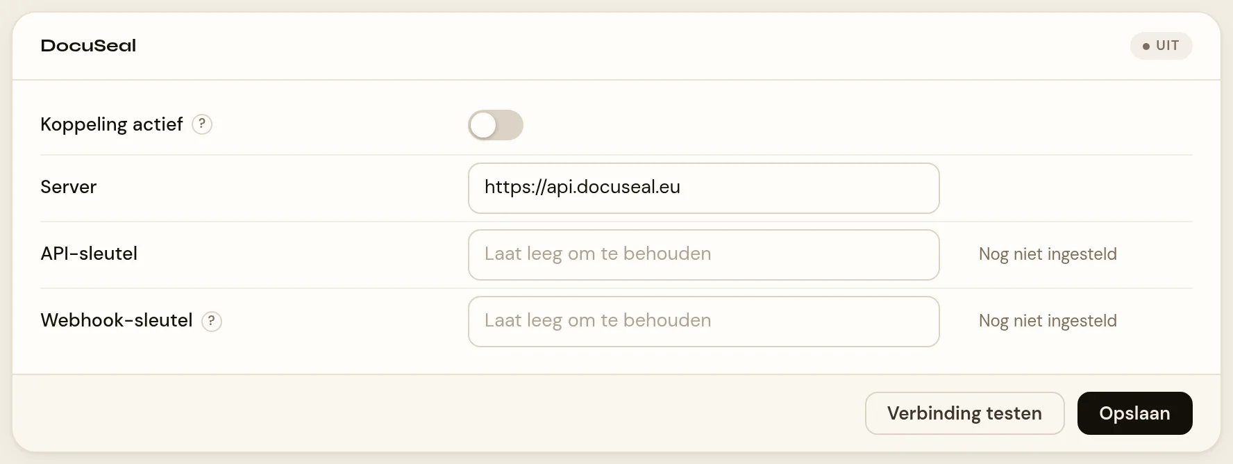 Het blok DocuSeal onder Instellingen › Koppelingen. Rechtsboven een grijs bolletje met het woord UIT. Vier regels: de schakelaar Koppeling actief, uit; het veld Server met de waarde https://api.docuseal.eu; het veld API-sleutel met de tekst Laat leeg om te behouden en rechts ervan Nog niet ingesteld; en het veld Webhook-sleutel, op dezelfde manier. Onderaan de knoppen Verbinding testen en Opslaan.