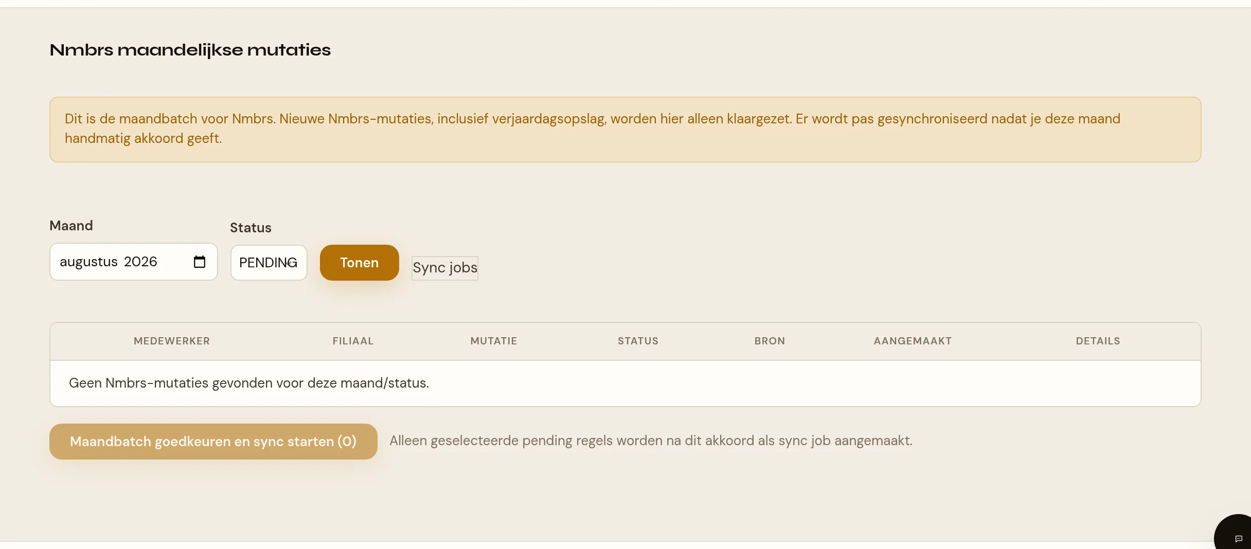 Het scherm Nmbrs maandelijkse mutaties. Bovenaan een amberkleurige uitleg dat nieuwe mutaties hier alleen worden klaargezet en dat er pas gesynchroniseerd wordt na handmatig akkoord. Daaronder een filter op maand en status, een tabel met per regel de medewerker, het filiaal, de mutatie, de status, de bron en het tijdstip, en onderaan de knop Maandbatch goedkeuren en sync starten.