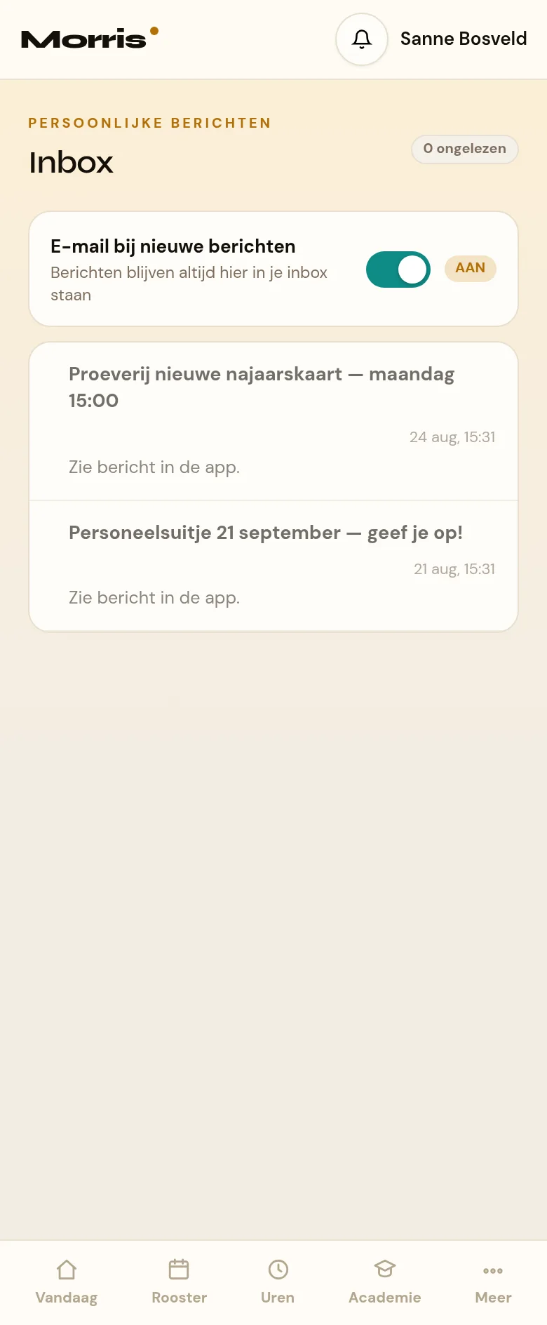 De persoonlijke inbox in het medewerkersportaal van Café Morris, op een telefoon. Bovenin de kop Inbox met de badge met het aantal ongelezen berichten. Daaronder de schakelaar E-mail bij nieuwe berichten met een AAN- of UIT-badge, en daaronder de lijst met berichten: per bericht het onderwerp, het tijdstip en de tekst.