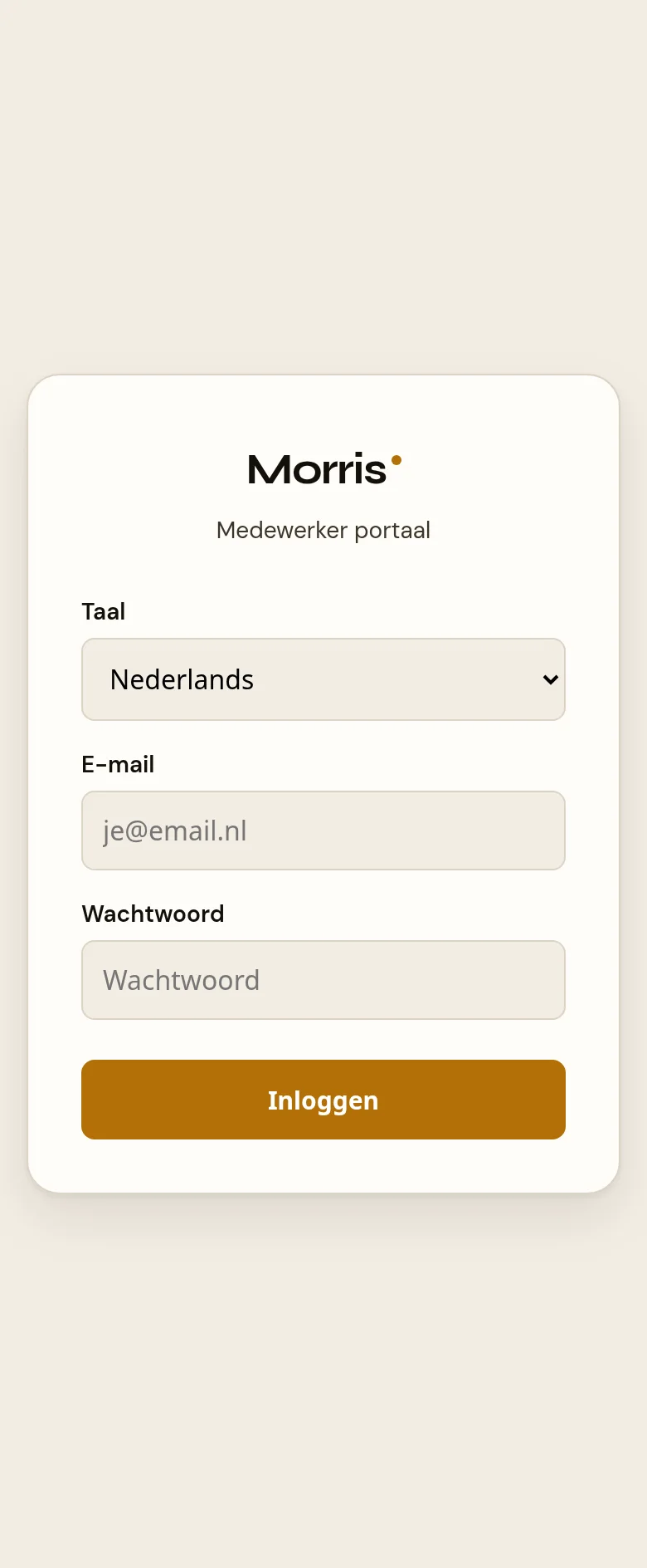 Het inlogscherm van het medewerkersportaal. Bovenin de naam Morris met daaronder Medewerker portaal. Daaronder de keuzelijst Taal, en de velden E-mail en Wachtwoord met de knop Inloggen eronder.