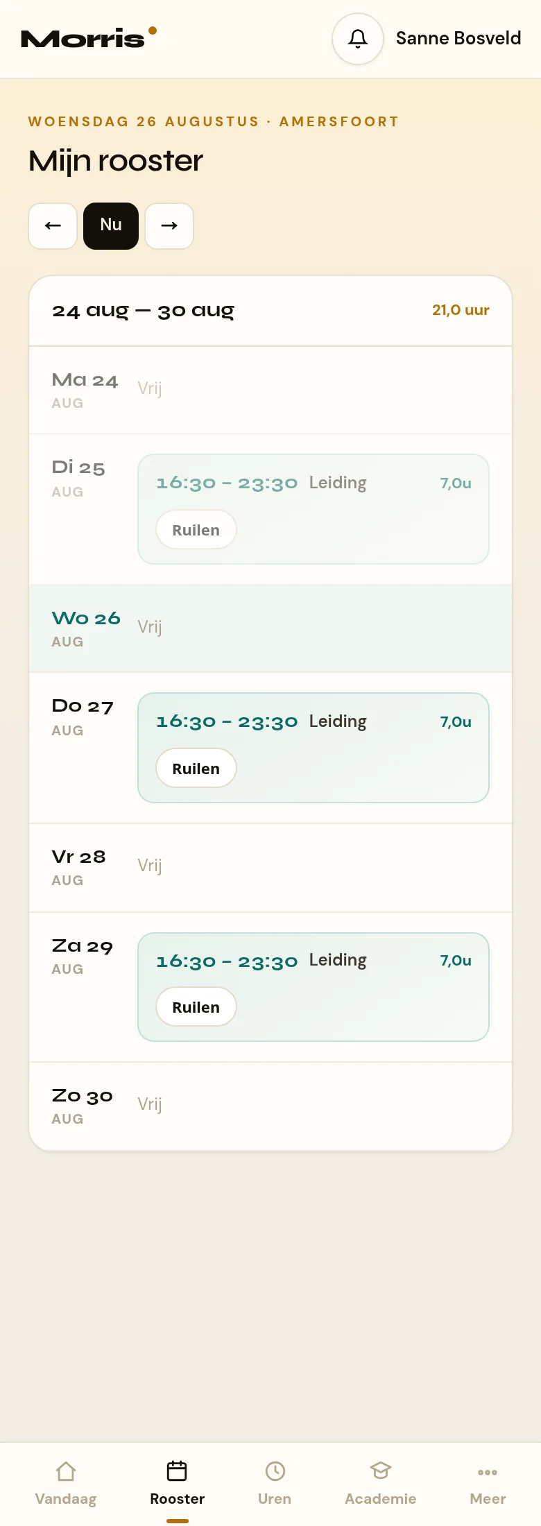 De pagina Mijn rooster op een telefoon. Bovenin de titel met de knoppen voor vorige week, Nu en volgende week. Daaronder een kaart met de periode en het totaal aantal uren, en daaronder de zeven dagen onder elkaar: dagen met een dienst tonen een groenblauw blok met de tijden en een knop Ruilen, dagen zonder dienst tonen Vrij.