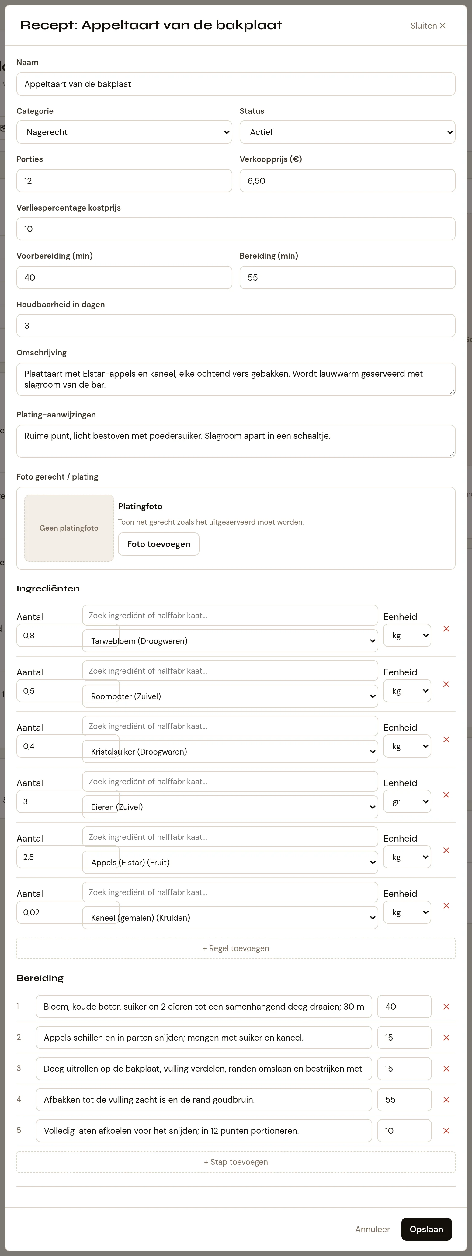Het bewerkvenster over de pagina heen. Bovenaan de titel Recept met de naam en de knop Sluiten. Daaronder de velden voor naam, categorie, status, porties, verkoopprijs, verliespercentage, tijden, houdbaarheid, omschrijving en plating, het fotoblok, en de ingrediëntregels met per regel een aantal, een zoekveld met keuzelijst en een eenheid. Onderaan de knoppen Annuleer en Opslaan.