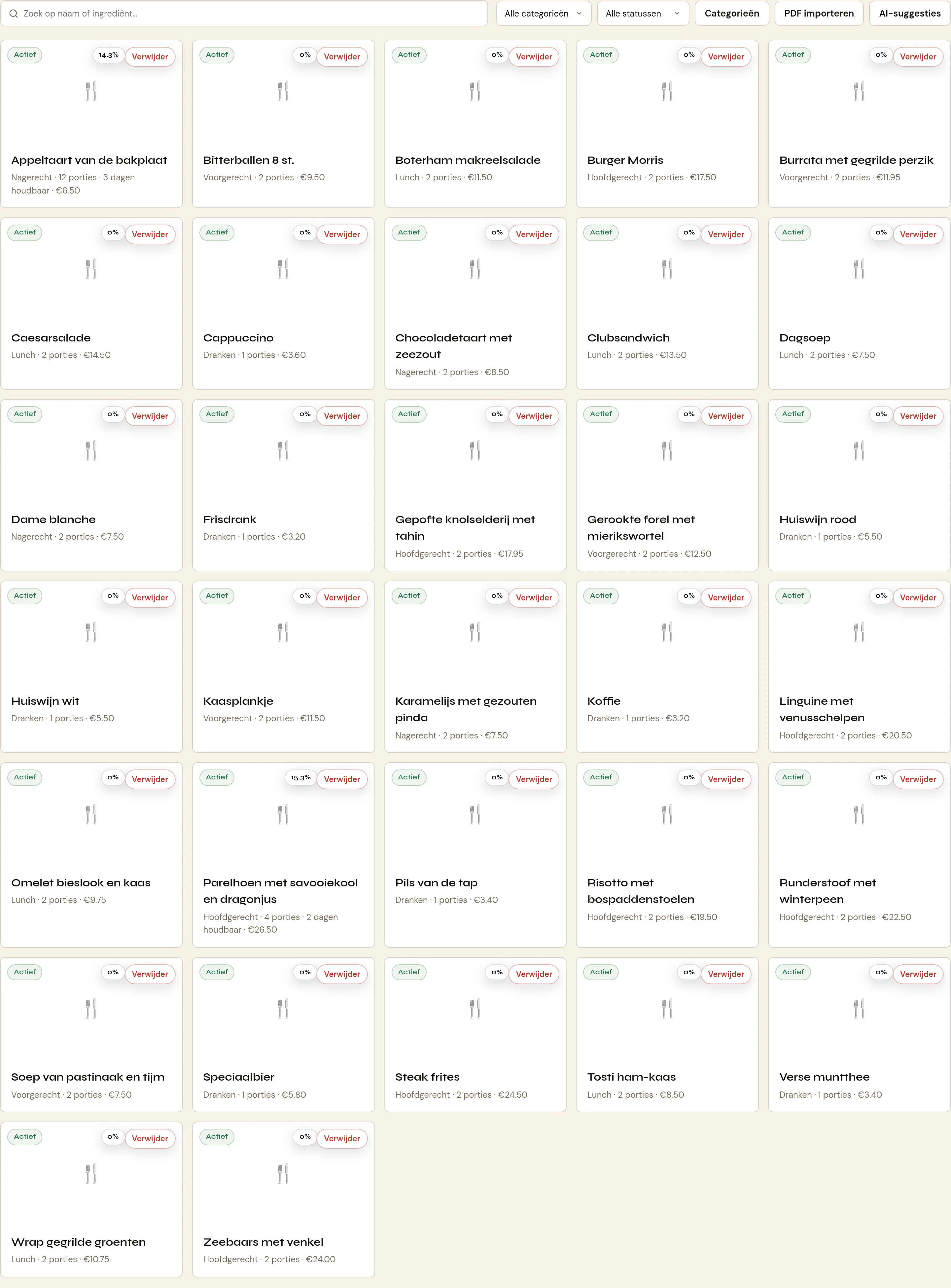 De weergave Gerechten. Bovenaan een zoekveld met rechts de categorielijst, de statuslijst en de knoppen Categorieën, PDF importeren en AI-suggesties. Daaronder een raster van gerechtenkaarten: elke kaart heeft een foto met linksboven een statuschip en een percentagechip, en daaronder de naam met de categorie, het aantal porties en de verkoopprijs.