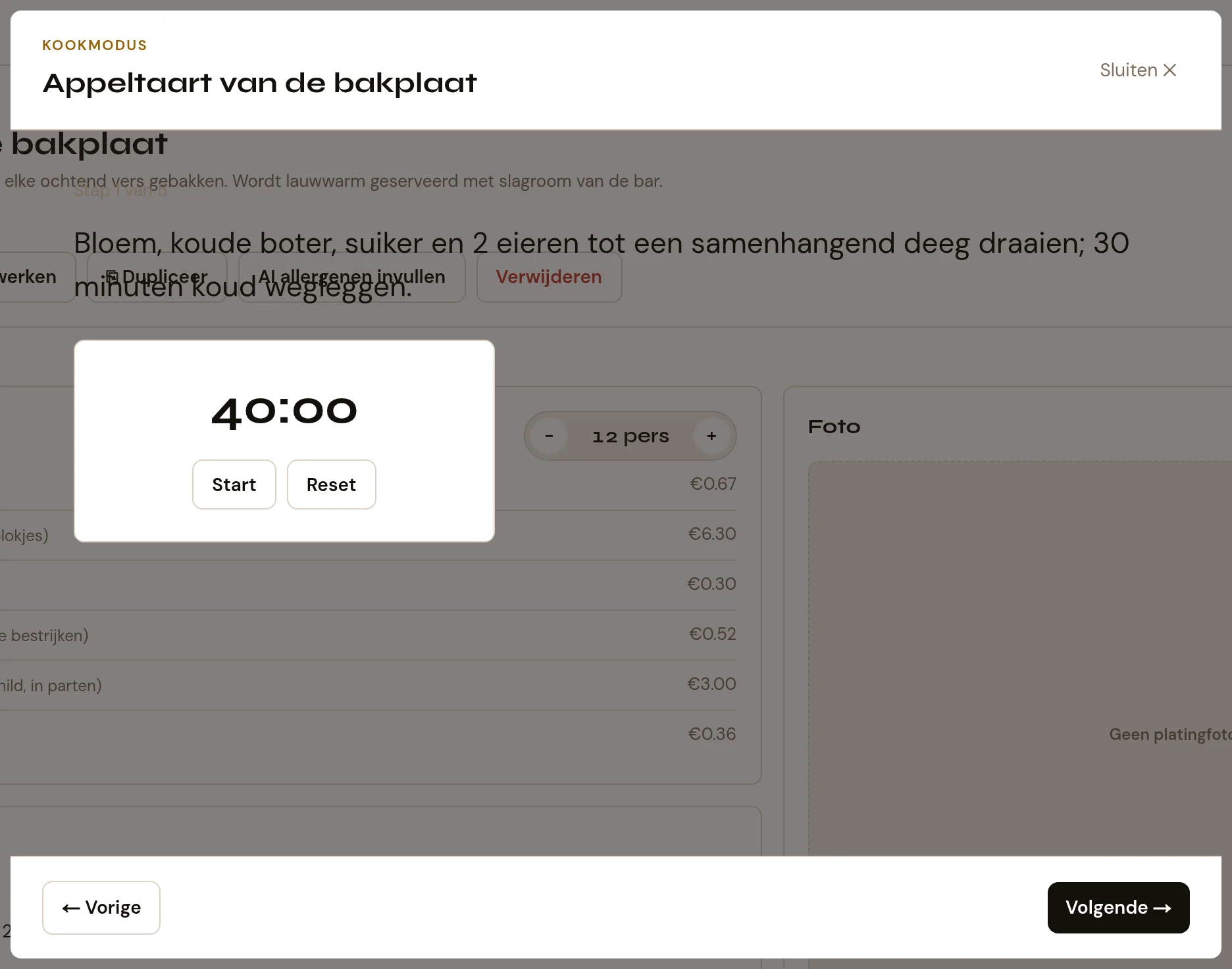 De kookmodus-overlay. Bovenaan het woord Kookmodus met de naam van het gerecht en rechts de knop Sluiten. In het midden de tekst van de eerste stap met een timerblok met de knoppen Start en Reset. Onderaan de knoppen Vorige en Volgende. De overlay is in de beheeromgeving deels doorzichtig: de receptpagina schemert erdoorheen.