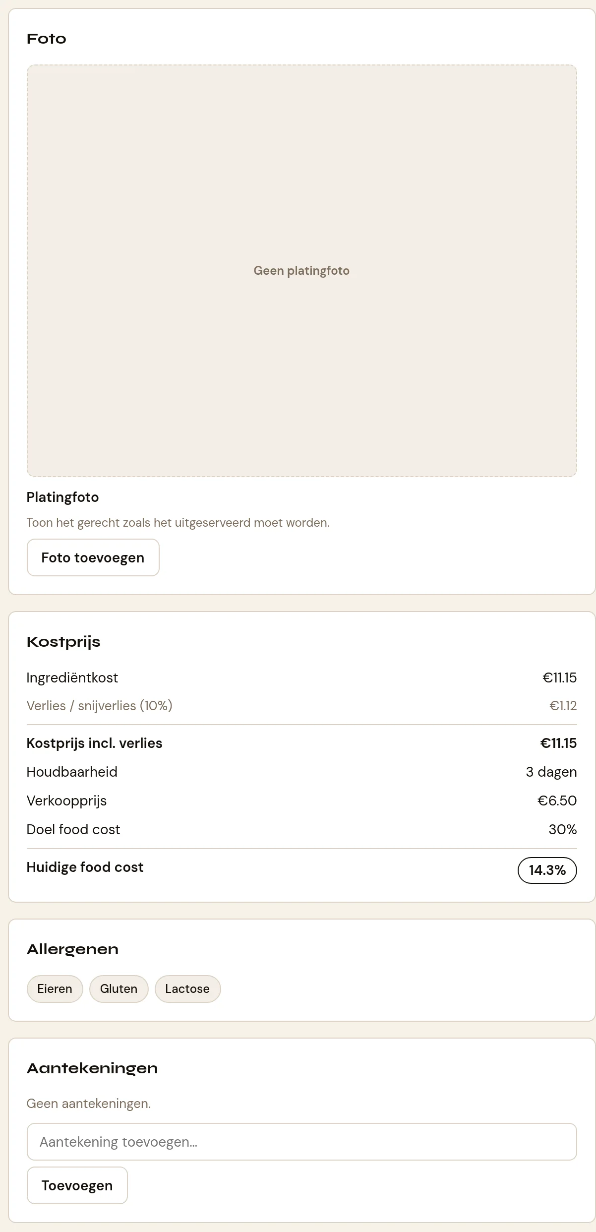 De rechterkolom van een geopend recept. Het paneel Foto met de platingfoto, daaronder het paneel Kostprijs met de regels voor de ingrediëntkost, het snijverlies en de foodcost als gekleurde pil, daaronder het paneel Allergenen met chips en het paneel Aantekeningen met een invoerveld.