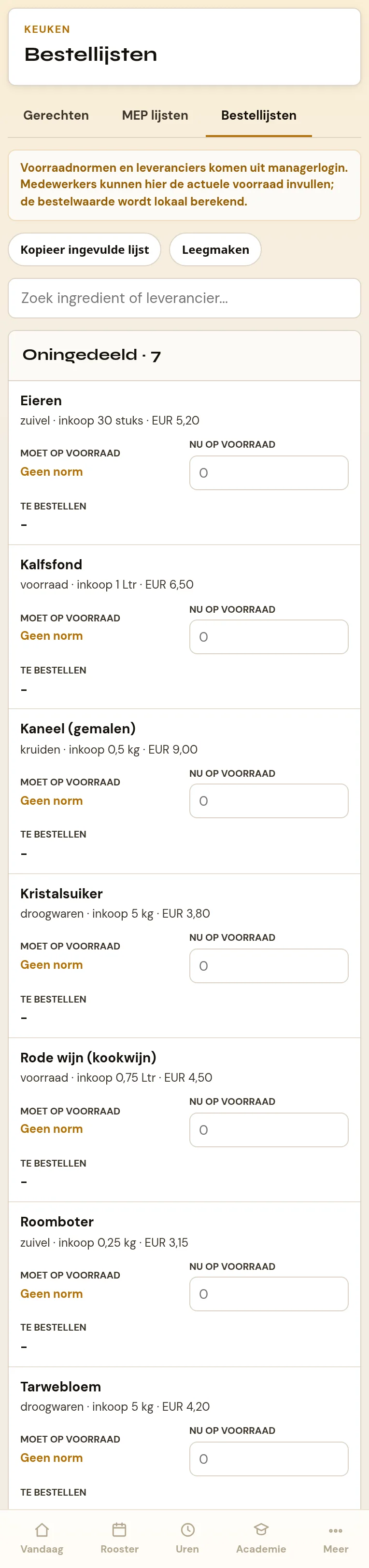 De bestellijst in het medewerkersportaal op een telefoon. Bovenaan de knoppen Kopieer ingevulde lijst en Leegmaken met het zoekveld, daaronder de kaart Oningedeeld met per ingrediënt de regels Moet op voorraad, Nu op voorraad (invulveld) en Te bestellen. De overige leverancierskaarten zijn voor dit beeld weggelaten.