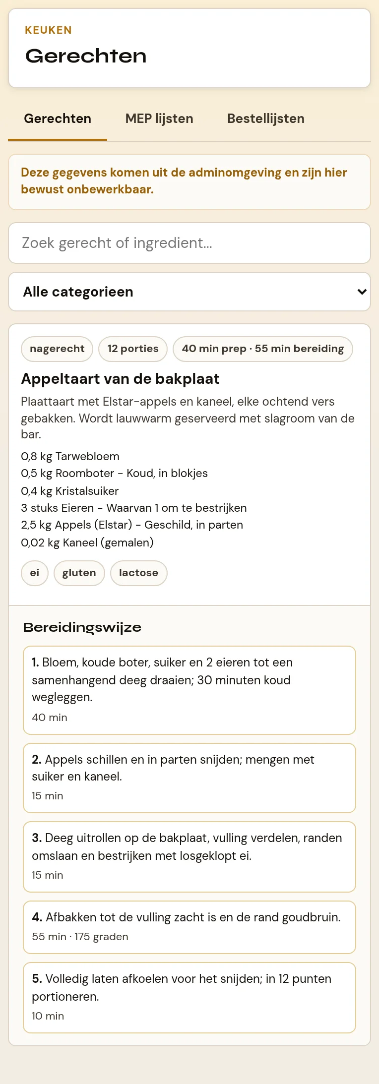 De gerechtenpagina in het medewerkersportaal op een telefoon. Bovenaan de tabbladen en de melding dat de gegevens uit de adminomgeving komen, daaronder het zoekveld met de categoriefilter en een gerechtenkaart met chips voor categorie, porties en tijden, de omschrijving, de ingrediëntenlijst en de allergenen, met daaronder het uitgeklapte blok Bereidingswijze met de genummerde stappen. De rest van de lijst is voor dit beeld weggelaten.