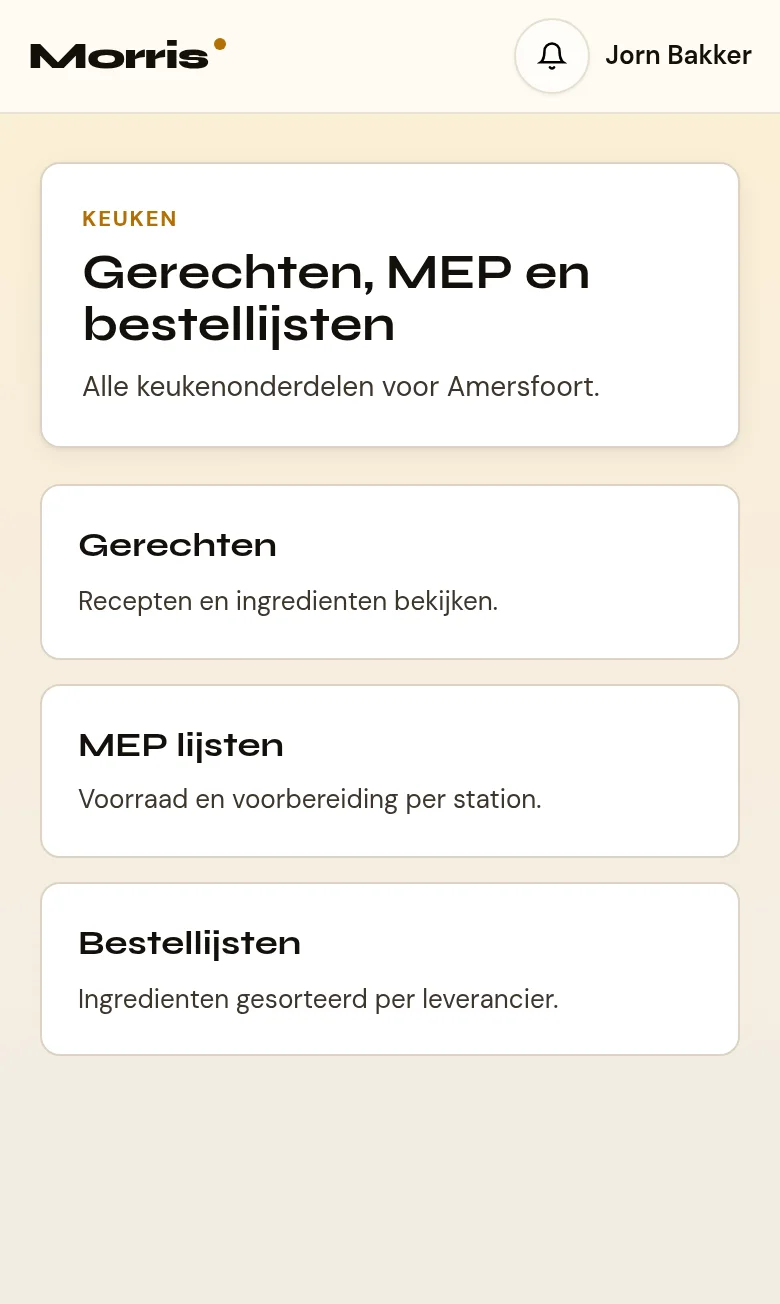 De keukenpagina in het medewerkersportaal op een telefoon. Bovenaan de kop Gerechten, MEP en bestellijsten met de naam van het filiaal, daaronder drie tegels: Gerechten, MEP lijsten en Bestellijsten, elk met een regel uitleg.