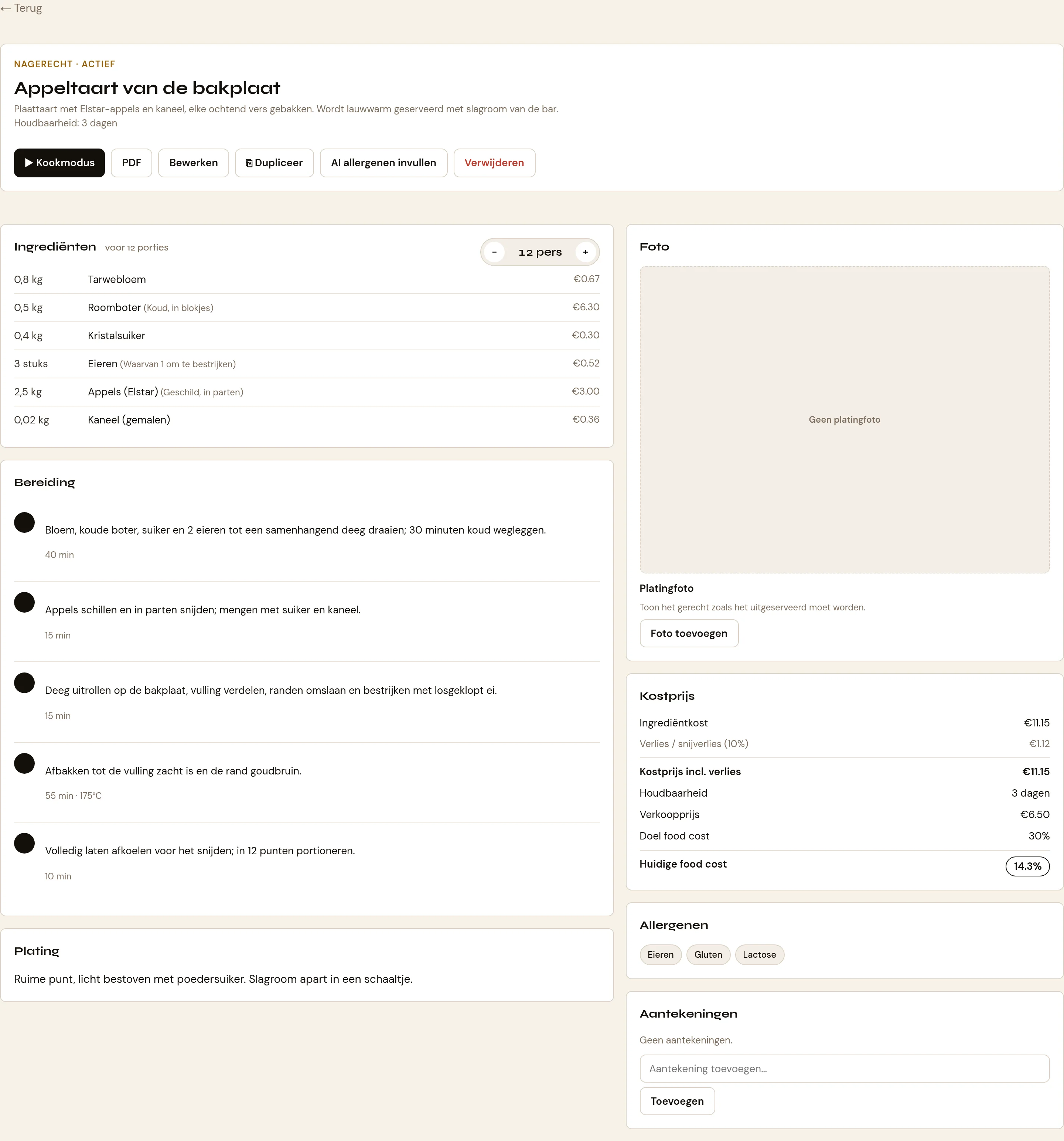 Een geopend recept. Bovenaan de terugknop, de naam met de categorie en status, en rechts de knoppen Kookmodus, PDF, Bewerken, Dupliceer, AI allergenen invullen en Verwijderen. Links de panelen Ingrediënten met de portie-schaler en Bereiding met de stappen onder elkaar; rechts de panelen Foto, Kostprijs, Allergenen en Aantekeningen.