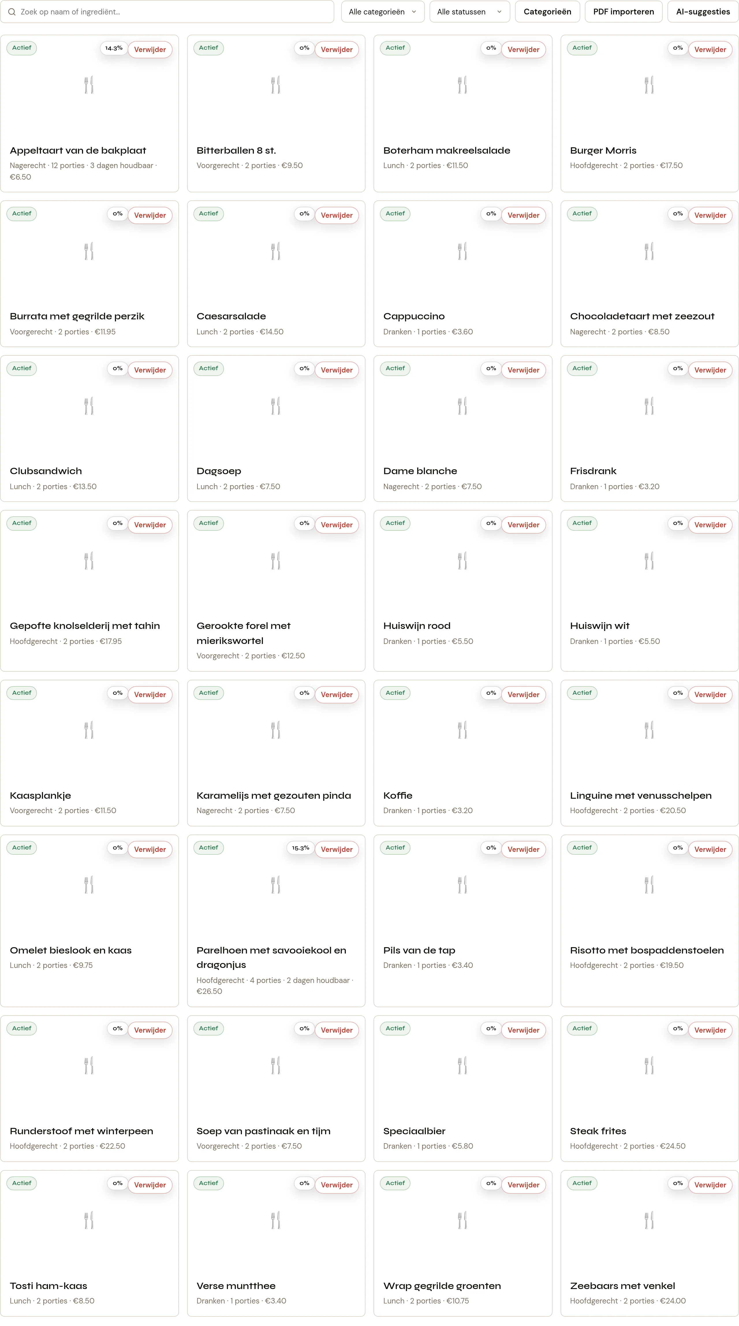 Het gerechtenoverzicht van de receptenmodule. Bovenaan een zoekveld met daarnaast de filters Alle categorieën en Alle statussen en de knoppen Categorieën, PDF importeren en AI-suggesties. Daaronder een raster van gerechtenkaarten met foto, statuschip, naam en categorie; op elke kaart rechtsboven de knop Verwijder.