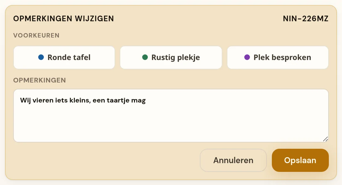 Het keuzeblok Opmerkingen wijzigen in het detailpaneel, met rechtsboven het referentienummer. Bovenaan het kopje Voorkeuren met daaronder drie chips naast elkaar — Ronde tafel, Rustig plekje en Plek besproken — elk met een gekleurd bolletje ervoor; hier staat er geen van drieën aan. Daaronder een tekstvak met het label Opmerkingen waarin staat: Wij vieren iets kleins, een taartje mag. Onderaan de knoppen Annuleren en Opslaan.