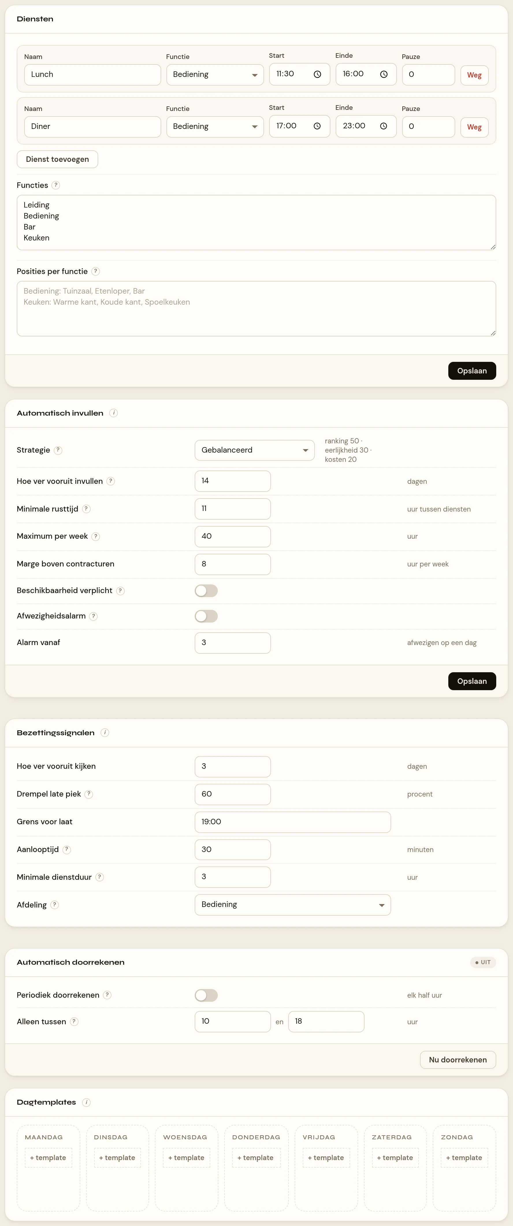 Het tabblad Rooster onder Instellingen. Bovenaan het blok Diensten met de vaste diensten en de knop Dienst toevoegen, daaronder Functies en Posities per functie. Daaronder het blok Automatisch invullen met Strategie, Hoe ver vooruit invullen, Minimale rusttijd, Maximum per week, Marge boven contracturen, Beschikbaarheid verplicht, Afwezigheidsalarm en Alarm vanaf, elk met een vraagteken waar de uitleg achter zit.