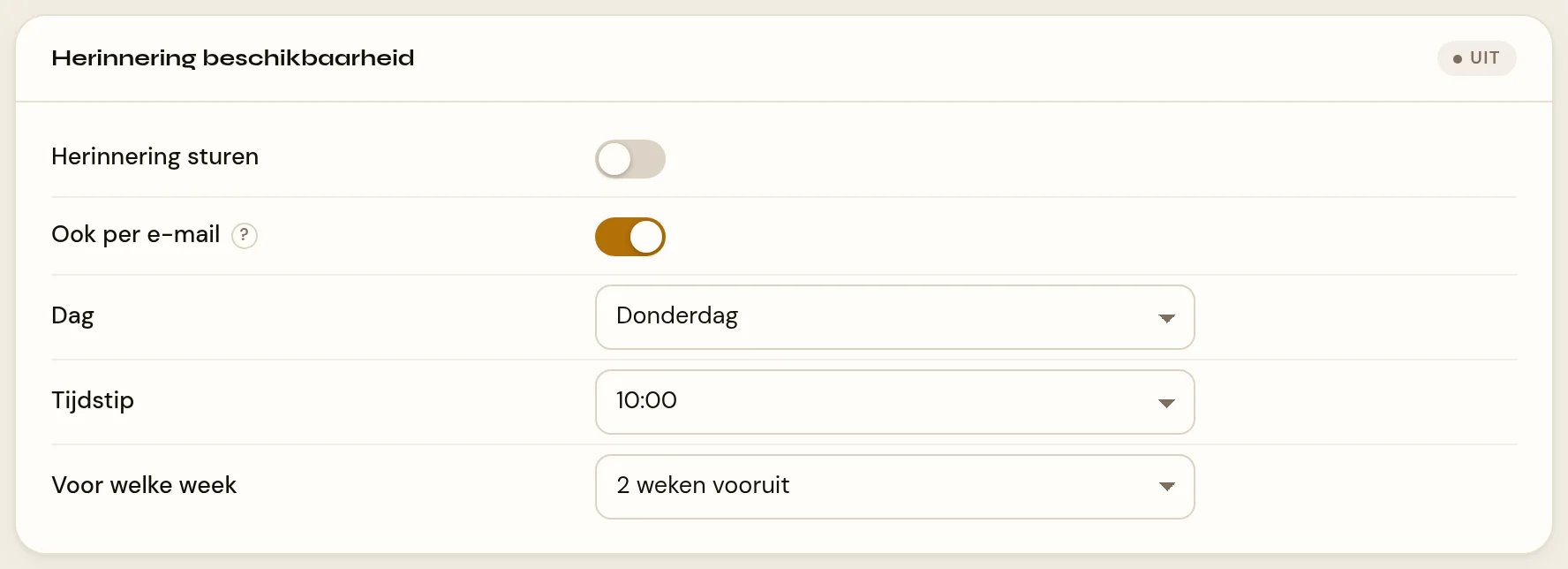 Het blok Herinnering beschikbaarheid op het tabblad Portaal van Instellingen, met rechtsboven in de kop een chip. Vijf regels: Herinnering sturen als schakelaar, Ook per e-mail als schakelaar, Dag als keuzelijst met de zeven weekdagen, Tijdstip als keuzelijst met hele uren, en Voor welke week als keuzelijst van een tot vier weken vooruit.