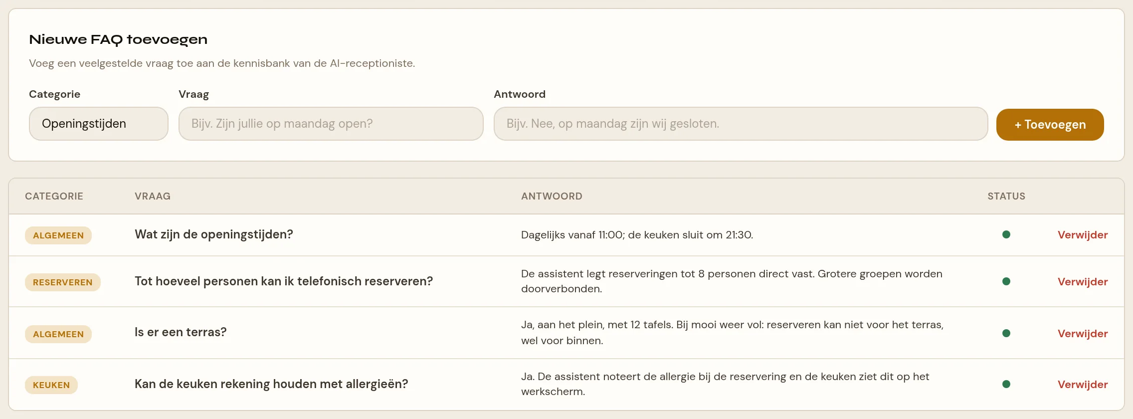 Het tabblad FAQ: bovenaan het formulier Nieuwe FAQ toevoegen met de velden Categorie, Vraag en Antwoord, daaronder de tabel met de bestaande FAQ-items: categoriechip, vraag, antwoord, een aan/uit-stip en een Verwijder-link.